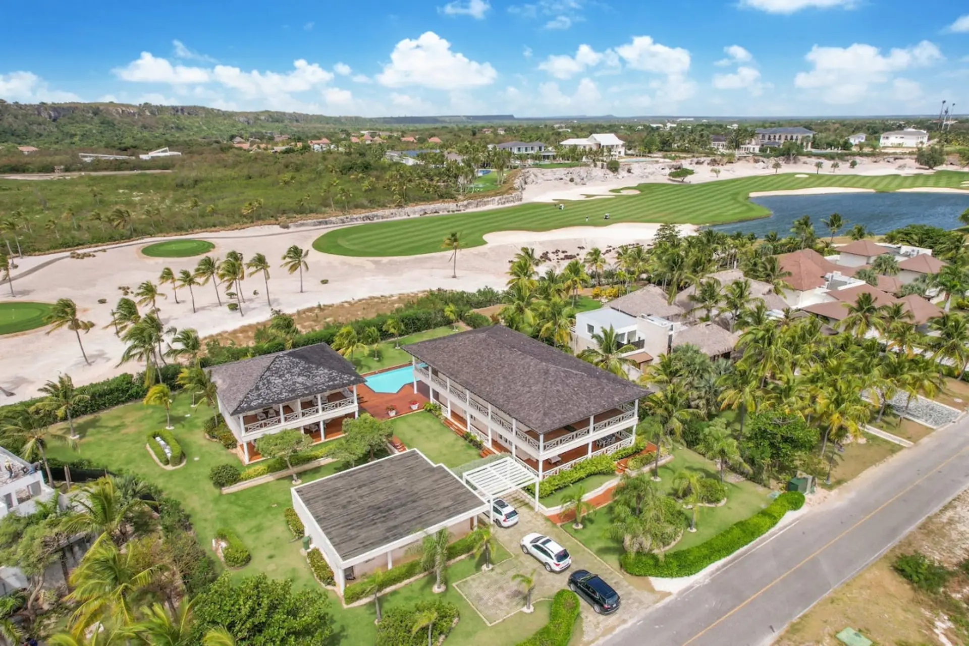 Caleton Estates 52: aerial view of the property and surroundings
