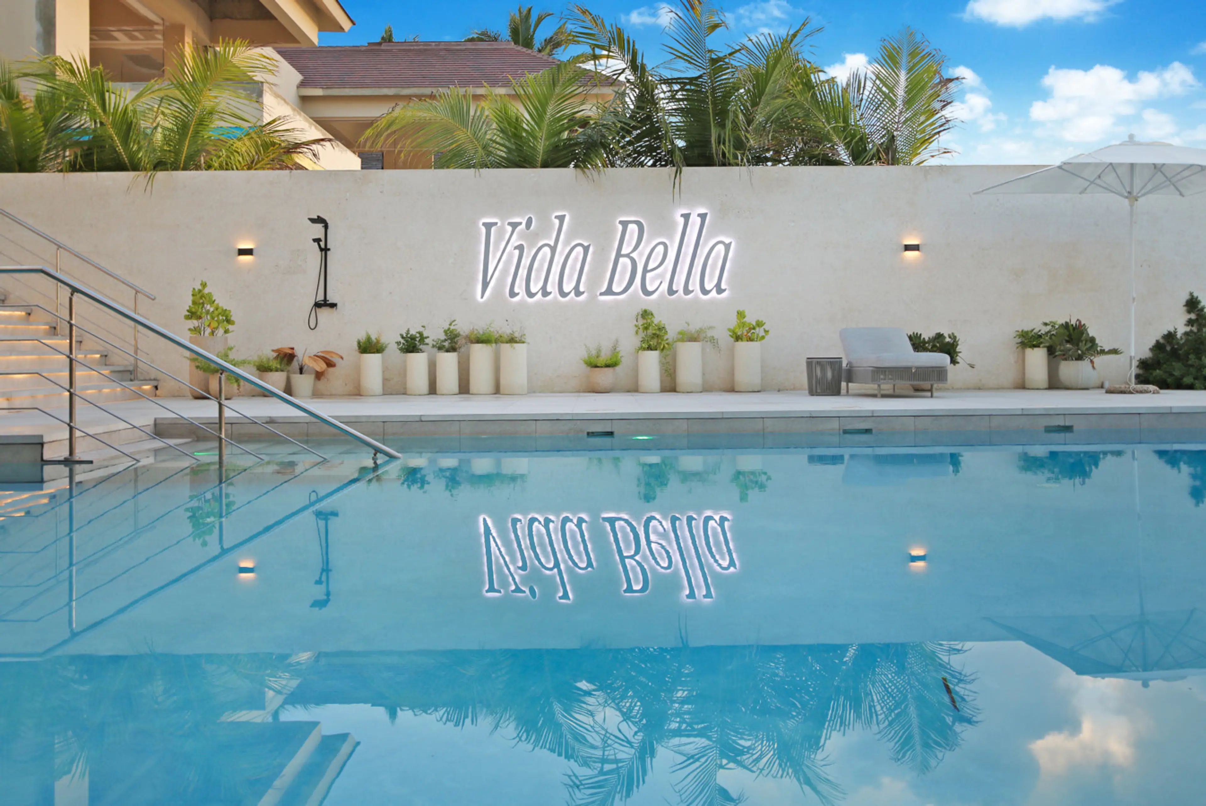 Vida Bella Estate: Enjoy the enormous private pool