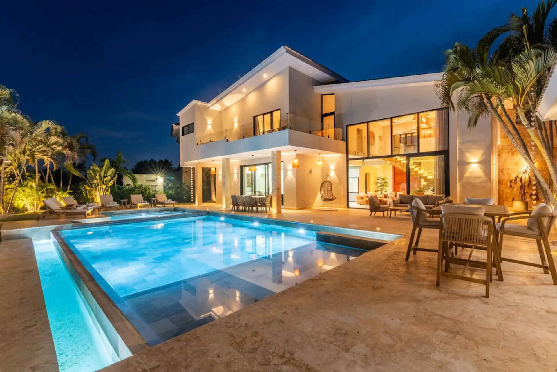 Villa Cheryl: NEW luxe villa w/ pool, gym, movie room, lake & golf views