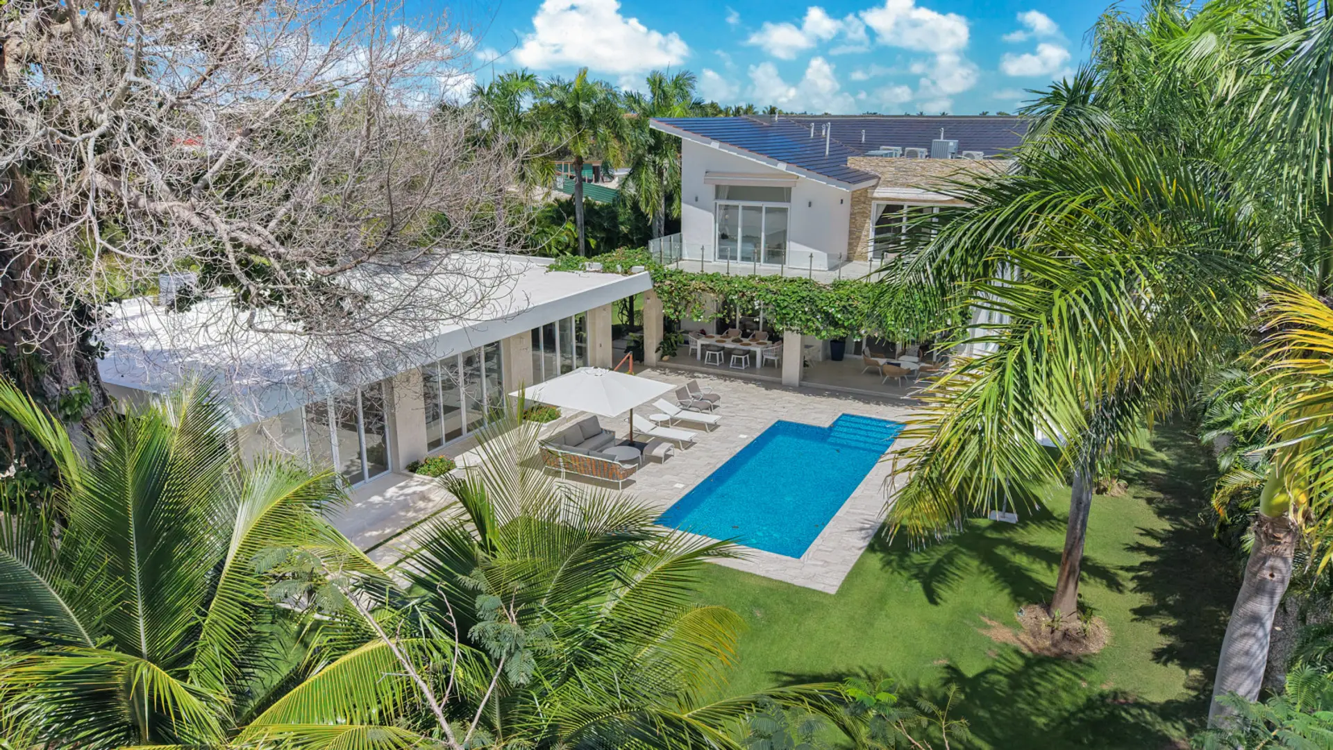 Las Palmas 12: Aerial view of the private garden with pool
