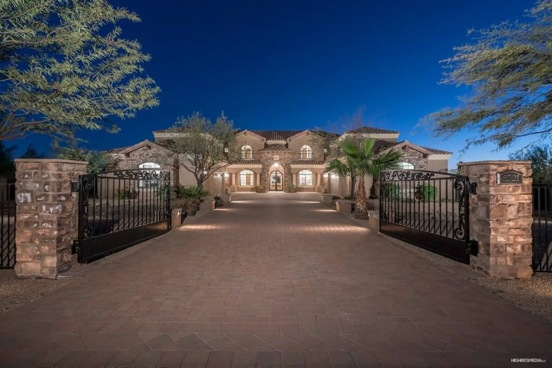 [Main Entrance] Exterior front view of house and driveway
