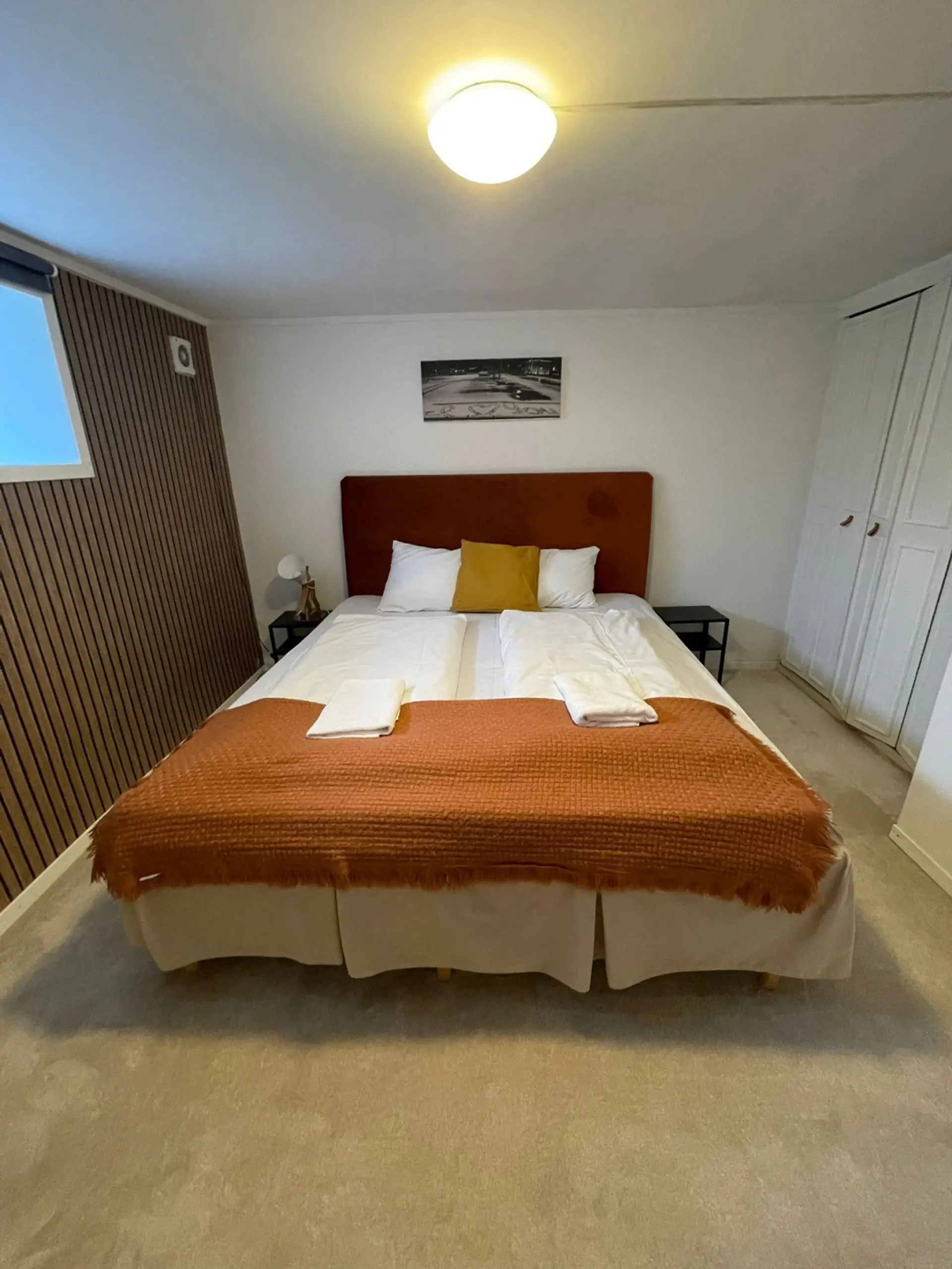 Bedroom with King size bed and garderobe and make up area