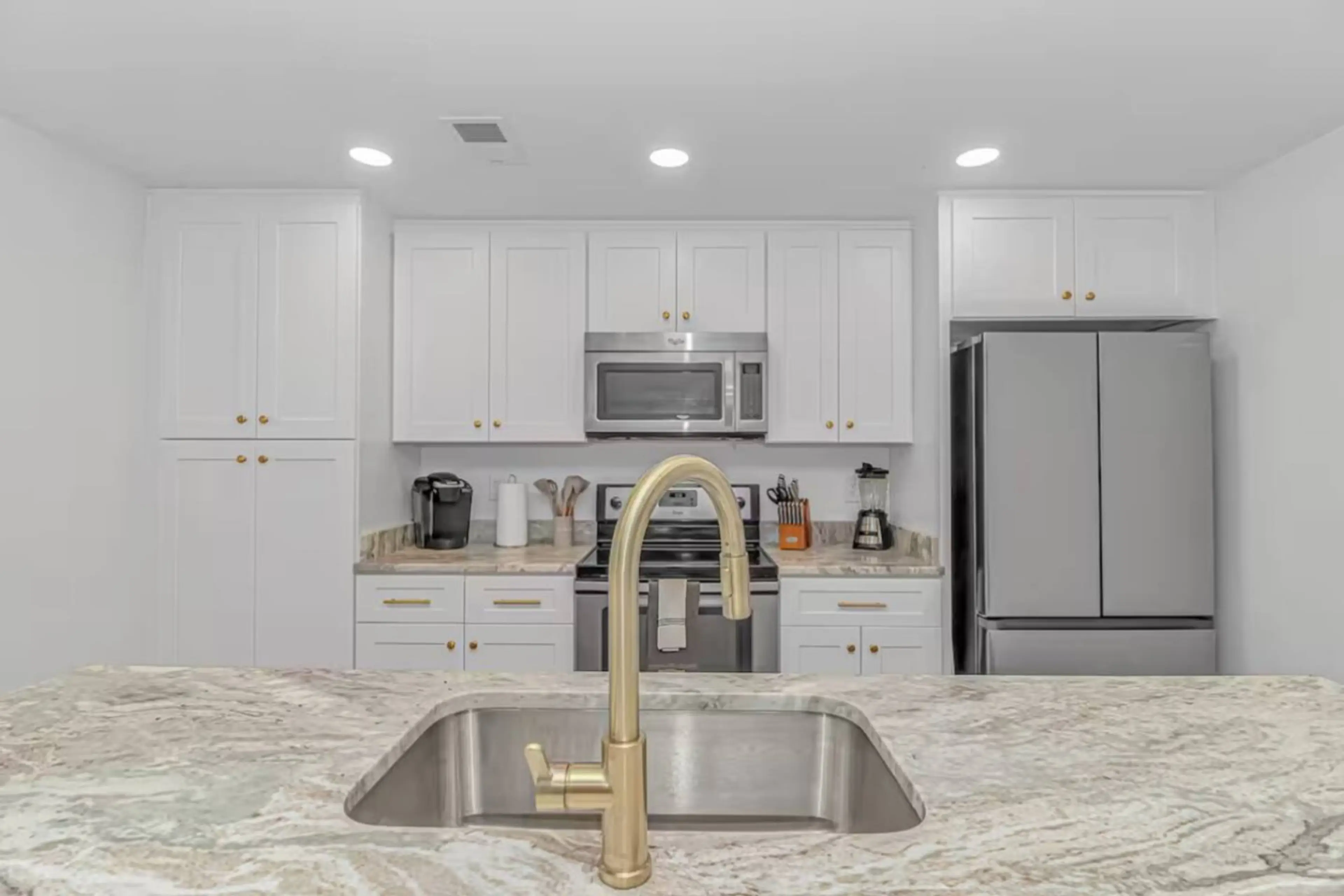 Bright Modern Kitchen with Island and Full Amenities