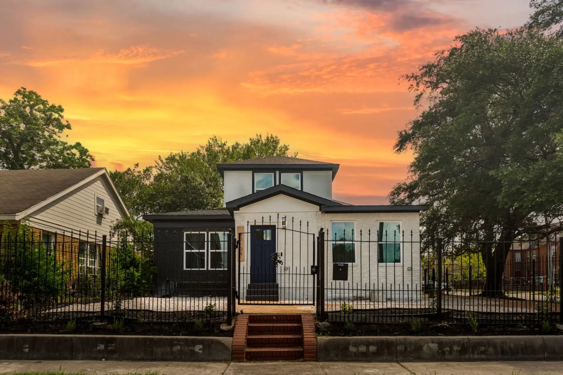 Gated 5-bedroom Houston duplex with private entrances to both units — centrally located near Downtown, the Medical Center, and Museum District.