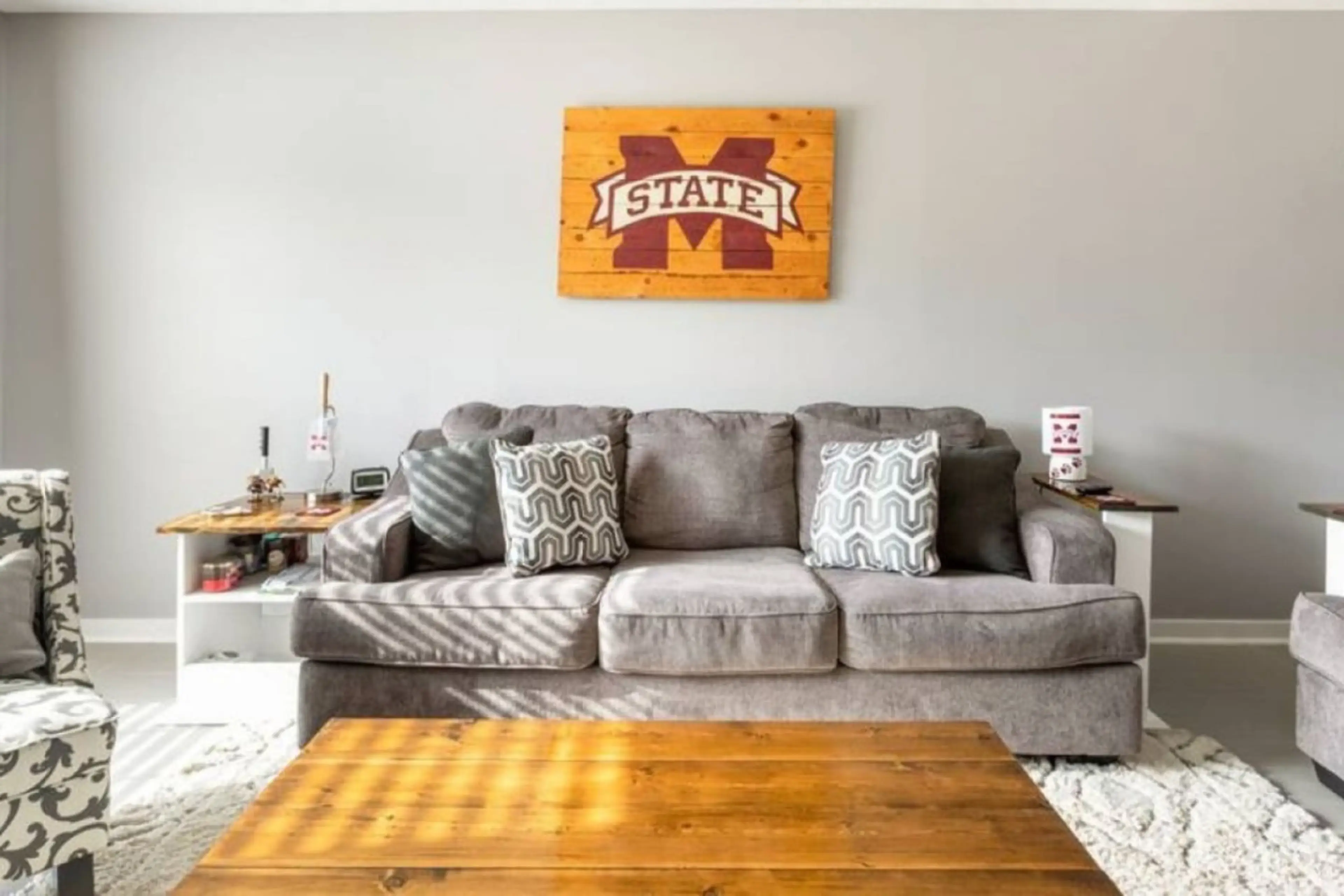 Living room with 60" Smart TV(Cable TV included)