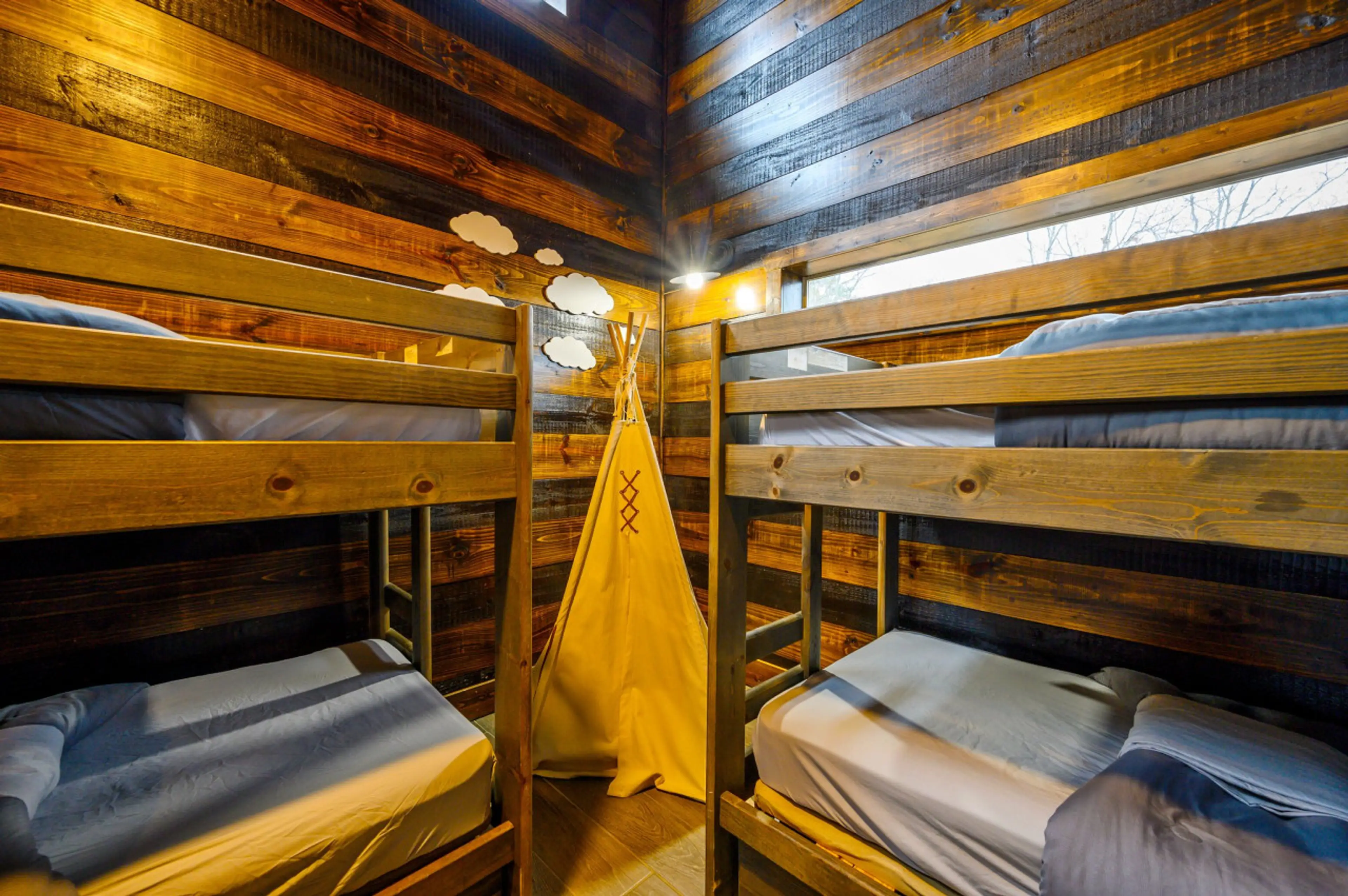 Above the Clouds · Mountain Marvel: Scenic Deck, Balcony & Game Room