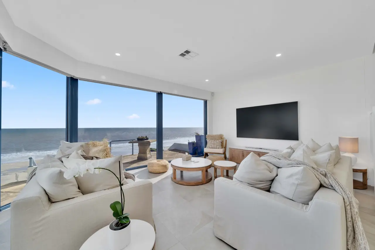 Lux Escape on Esplanade — Panoramic beach views, 3BR — Glenelg