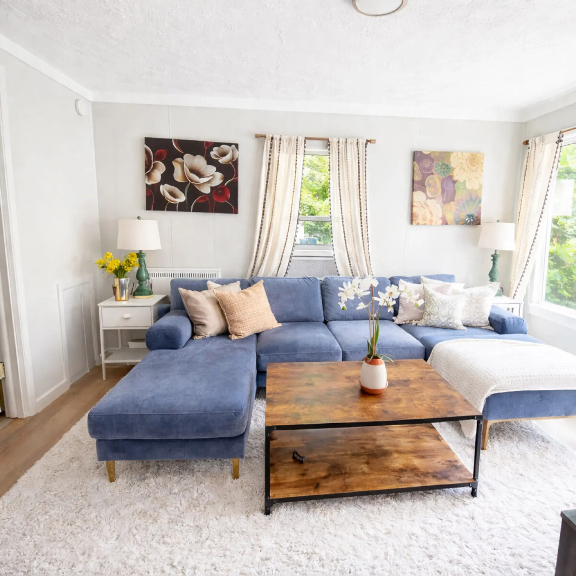 Your Central Hub: The perfect spot to gather, plan your day, or kick back. Plenty of comfy seating for your group, a wall-mounted TV for easy viewing, and ready for you to make it home. 🏡