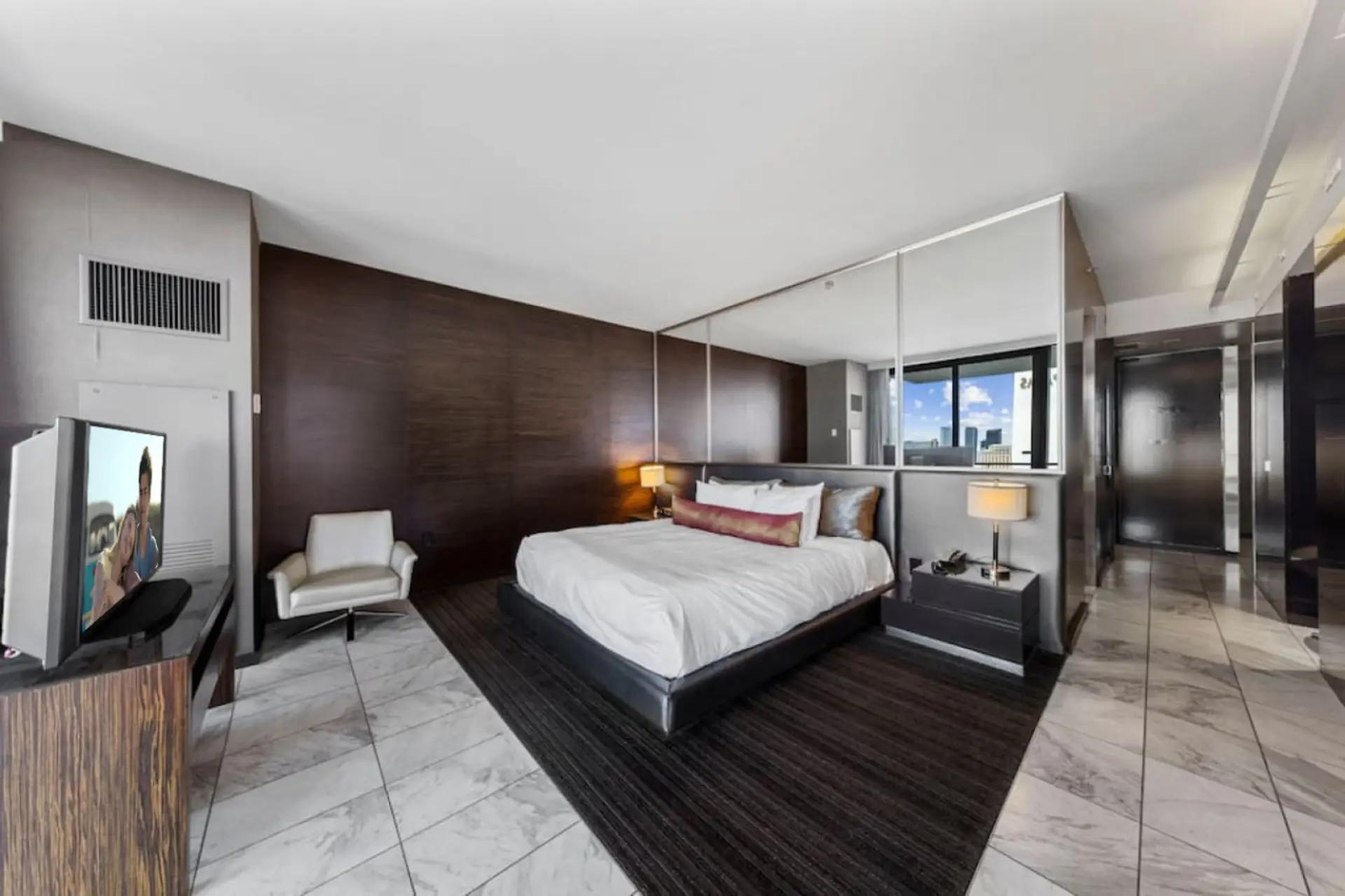 King size, Smart Tv, Luxury. We provide fresh and clean linens.