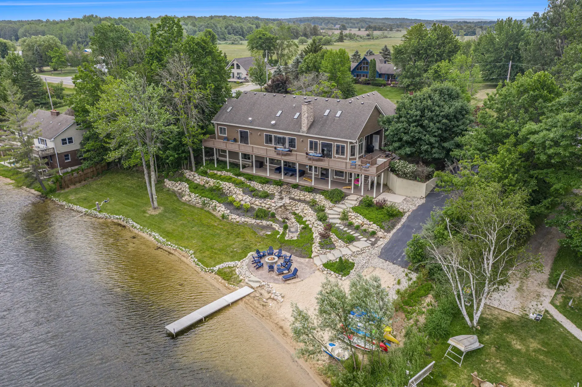 Lakeview Oasis - Stunning Lake House - 200' of Lakefront with Kayaks & Game Room