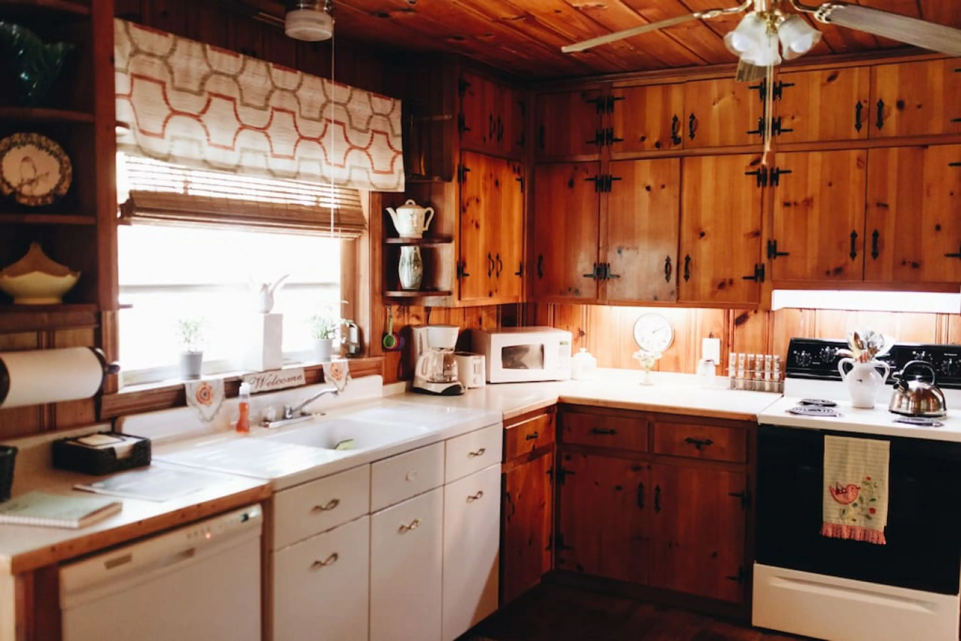 Step back in time with our fully equipped vintage kitchen, complete with all your culinary essentials.