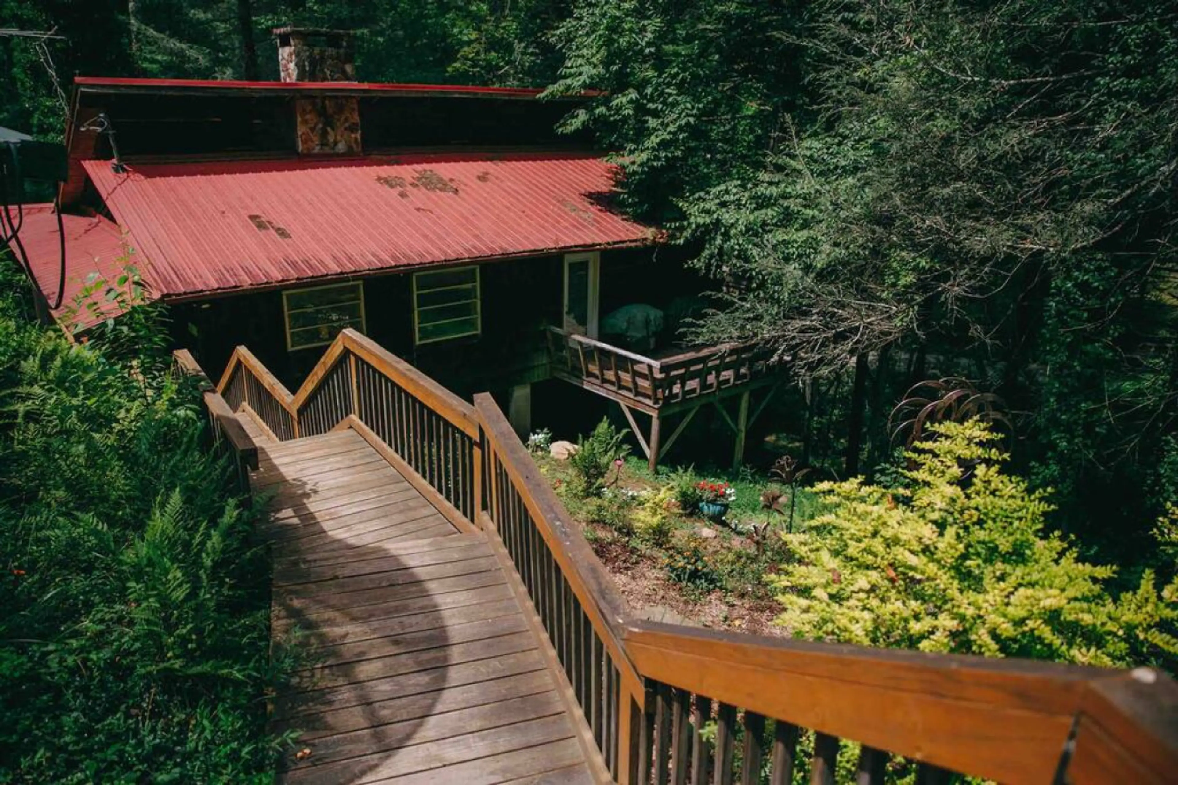 Kindly note, there are stairs leading to both the front door and down to the river for your convenience and safety.