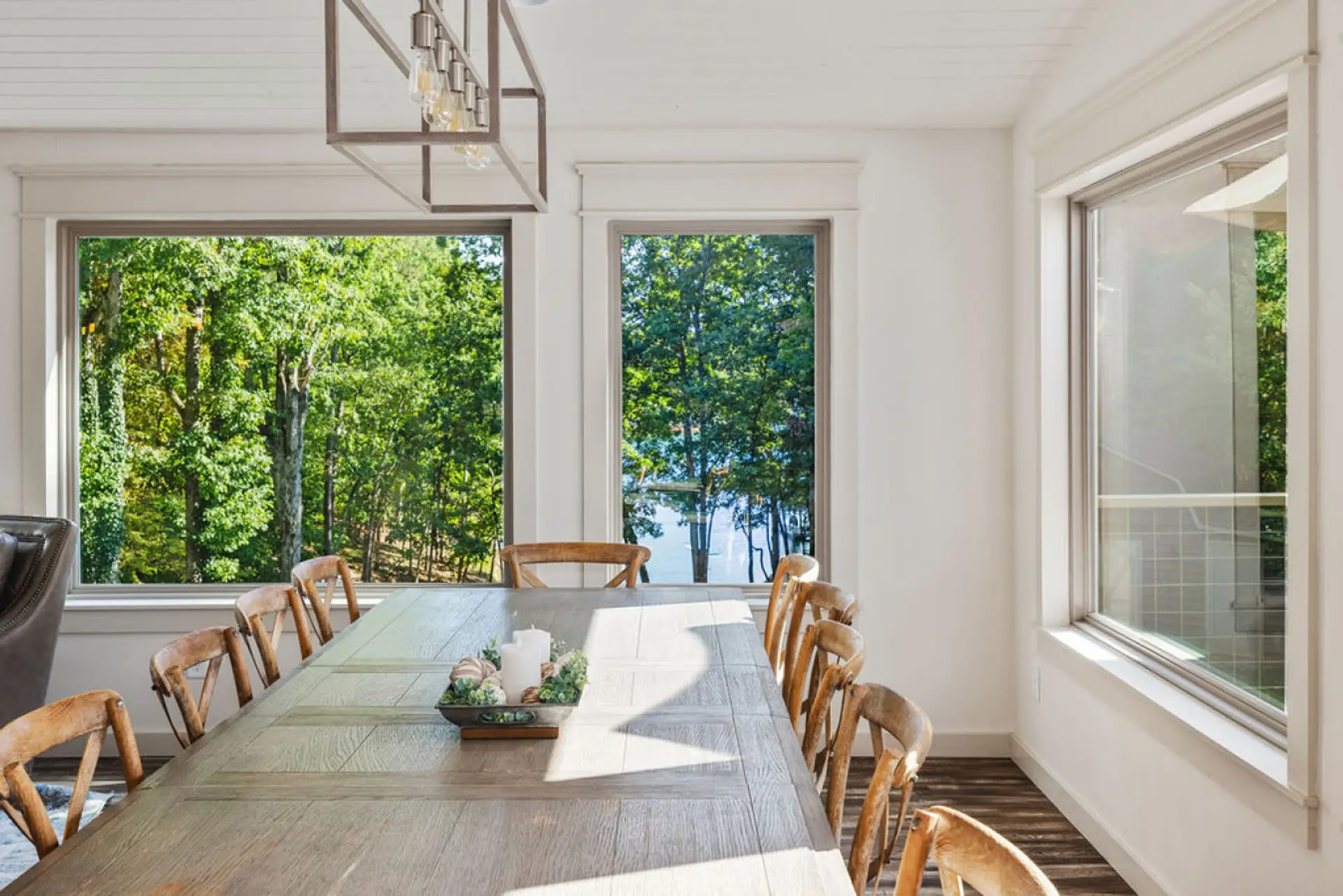 Make lasting memories around the dining table! With seating for up to twelve, this Blue Ridge cabin is ideal for families and friends sharing meals and conversation.