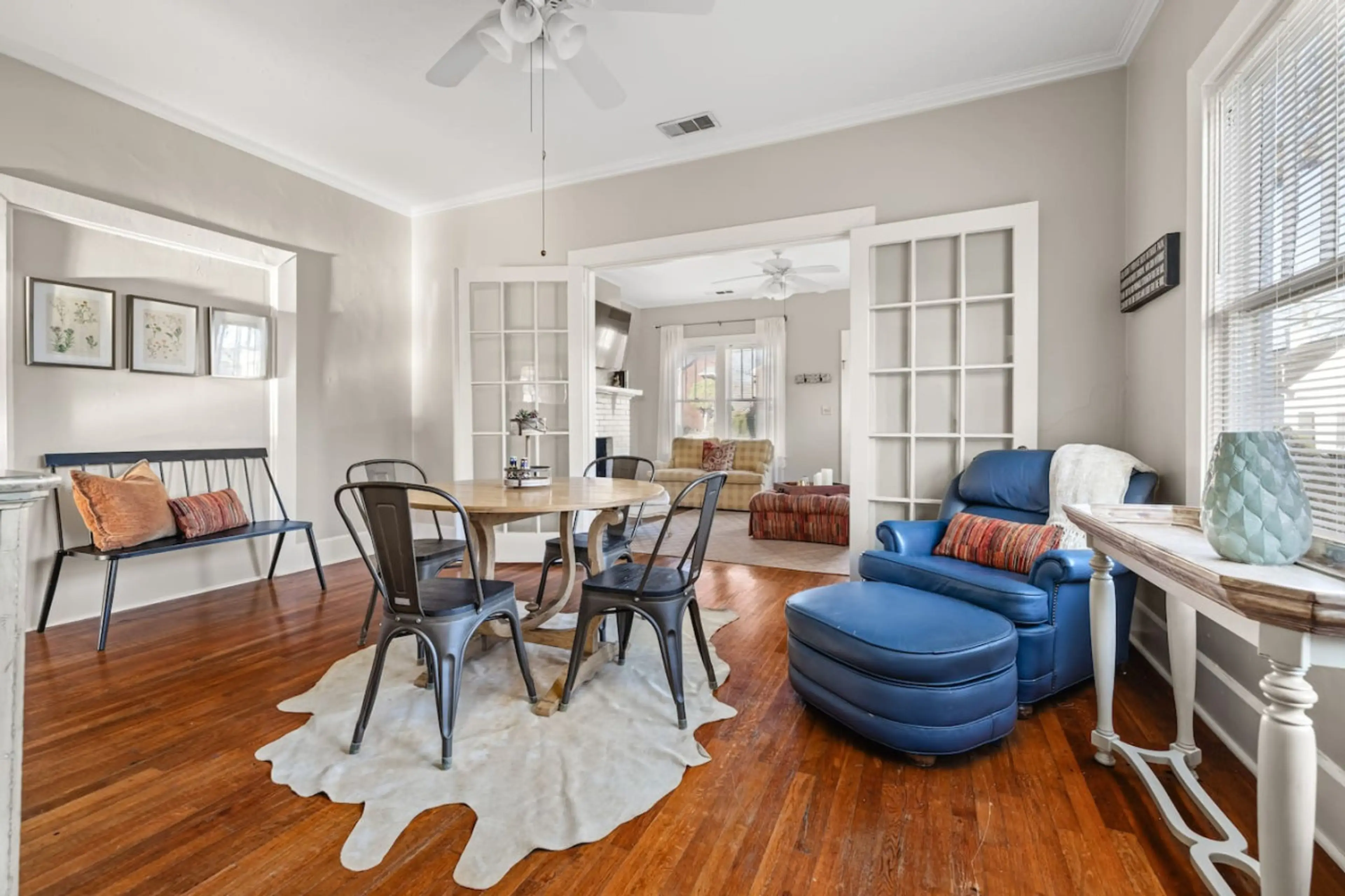 With this open concept, you won't miss a thing. This dining table is perfect to eat your meals together, play cards, or simply enjoy each other's company!