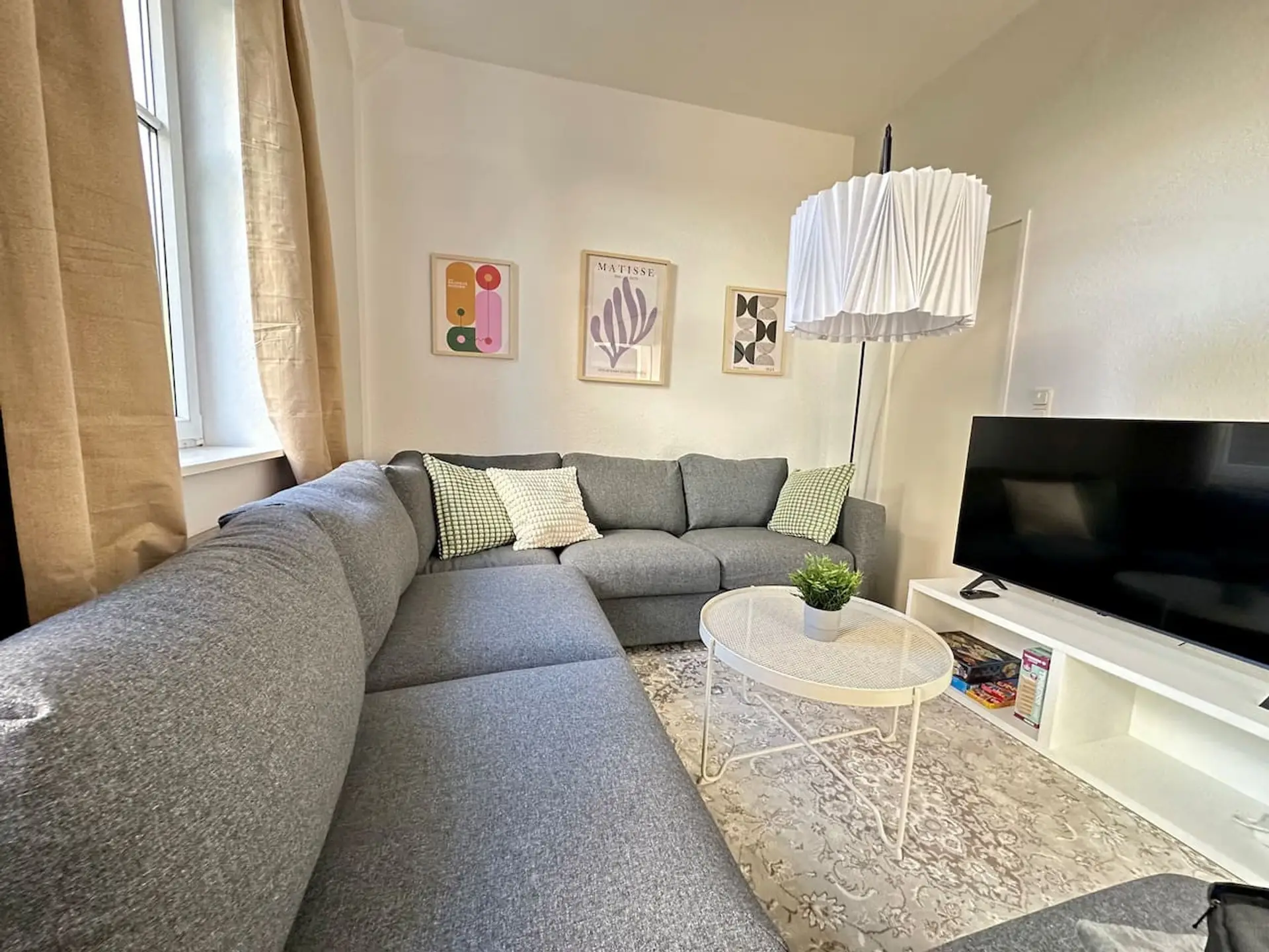 Helles Schlafzimmer mit Komfortbett - tief und entspannt schlafen