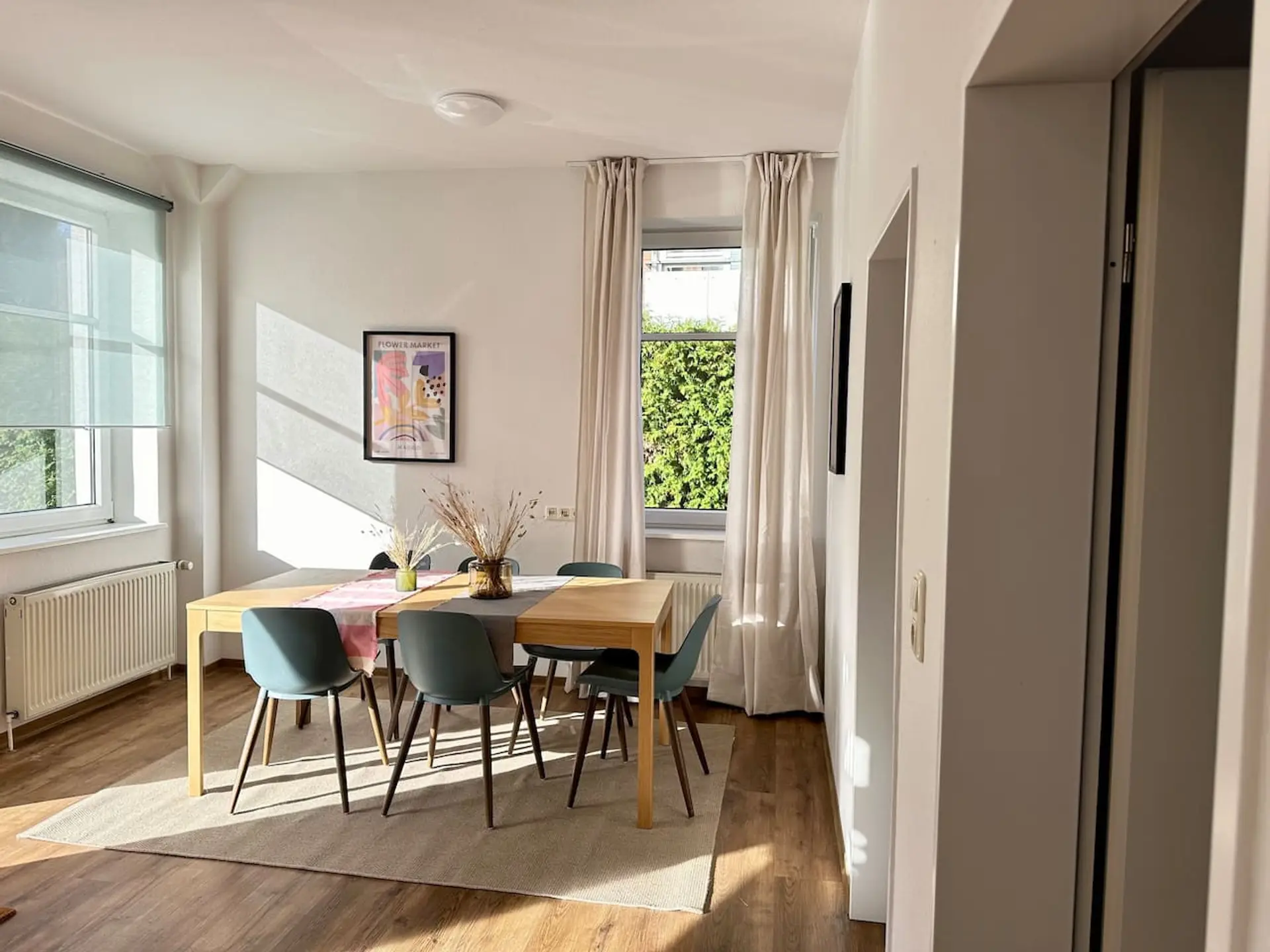 Eleganter Wohnbereich mit Couch - Townhouse-Charme zum Wohlfuehlen
