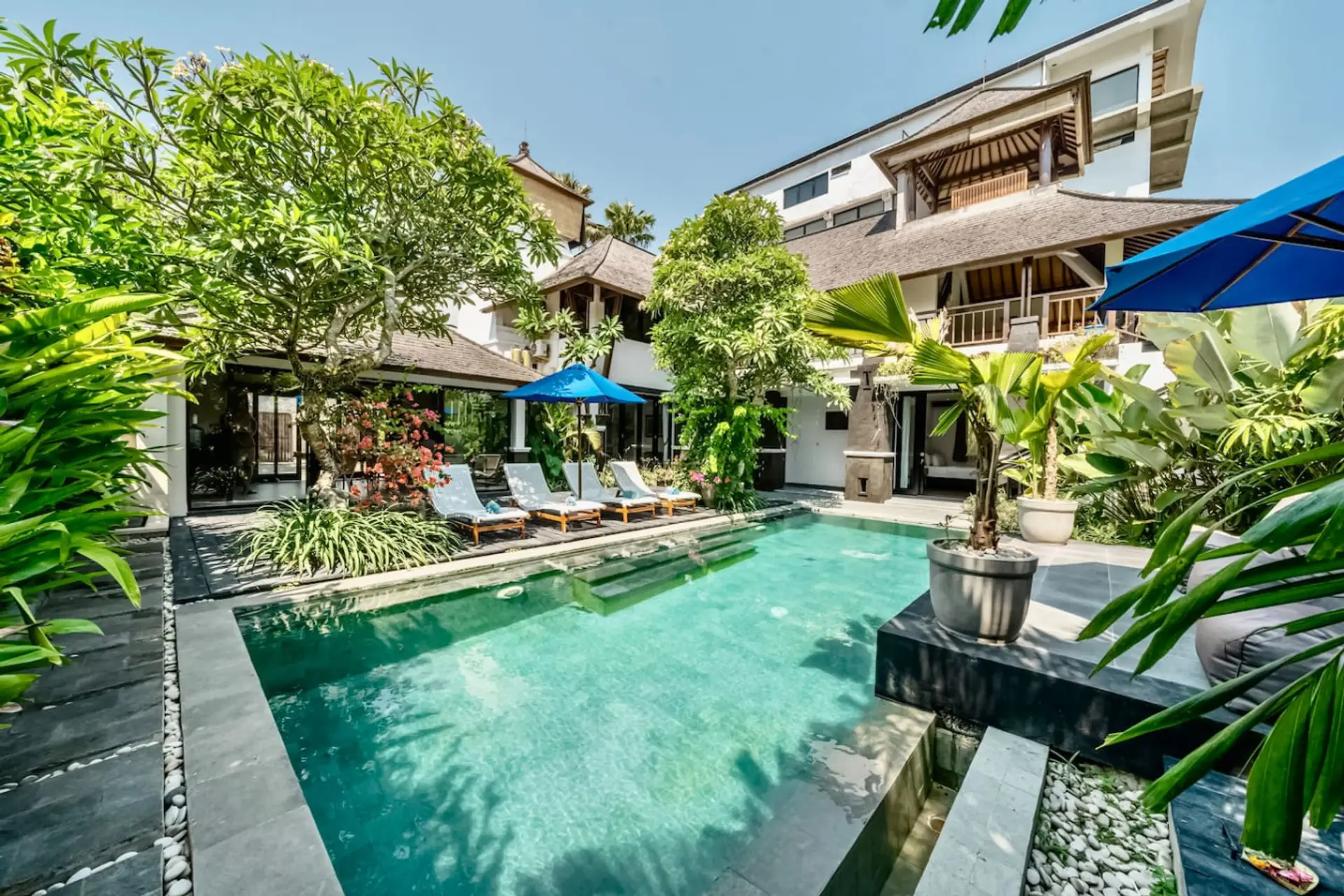 Canggu-Hive - spacious tropical living area for groups