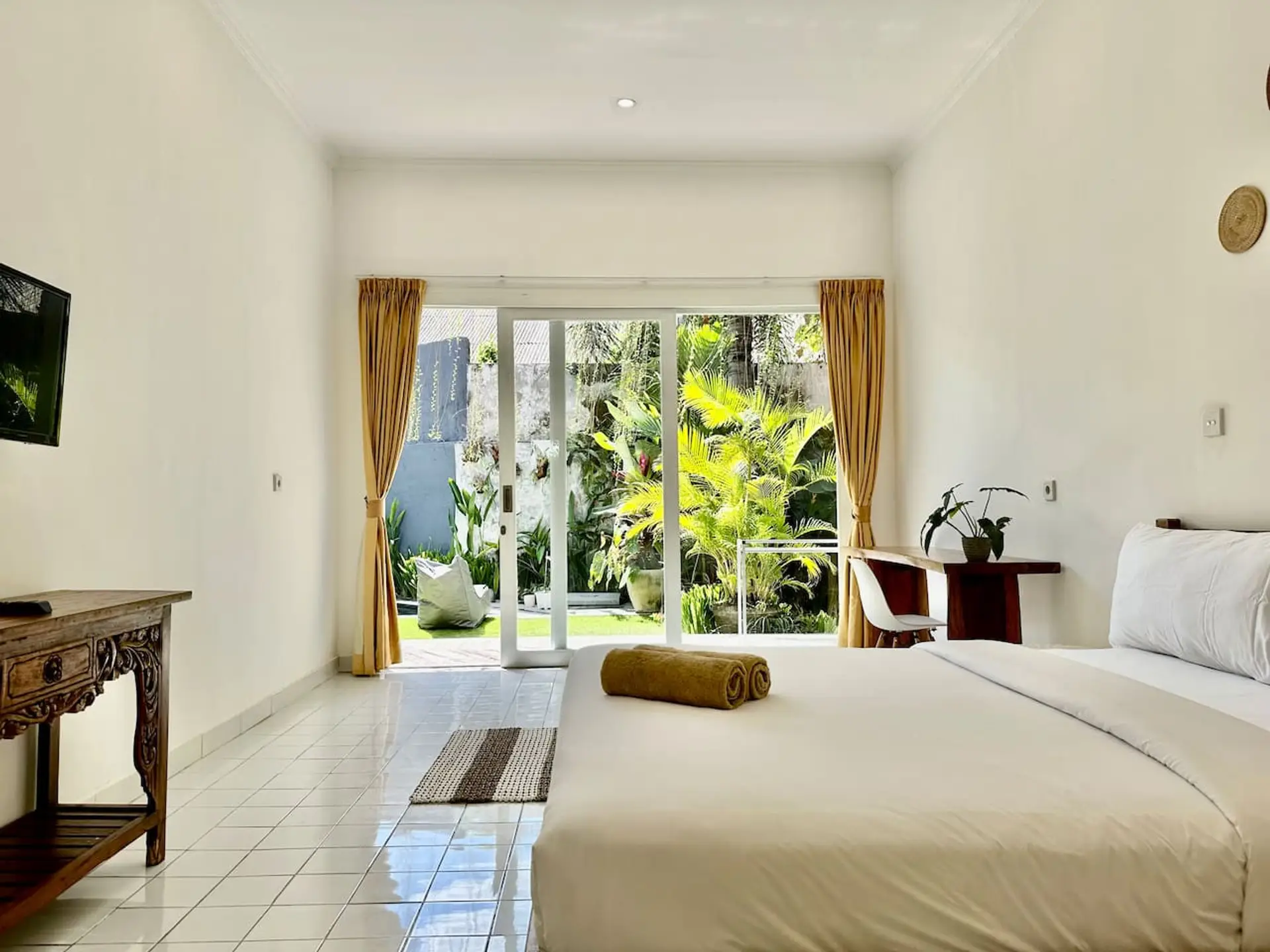 Comfort bed with high-quality linens
