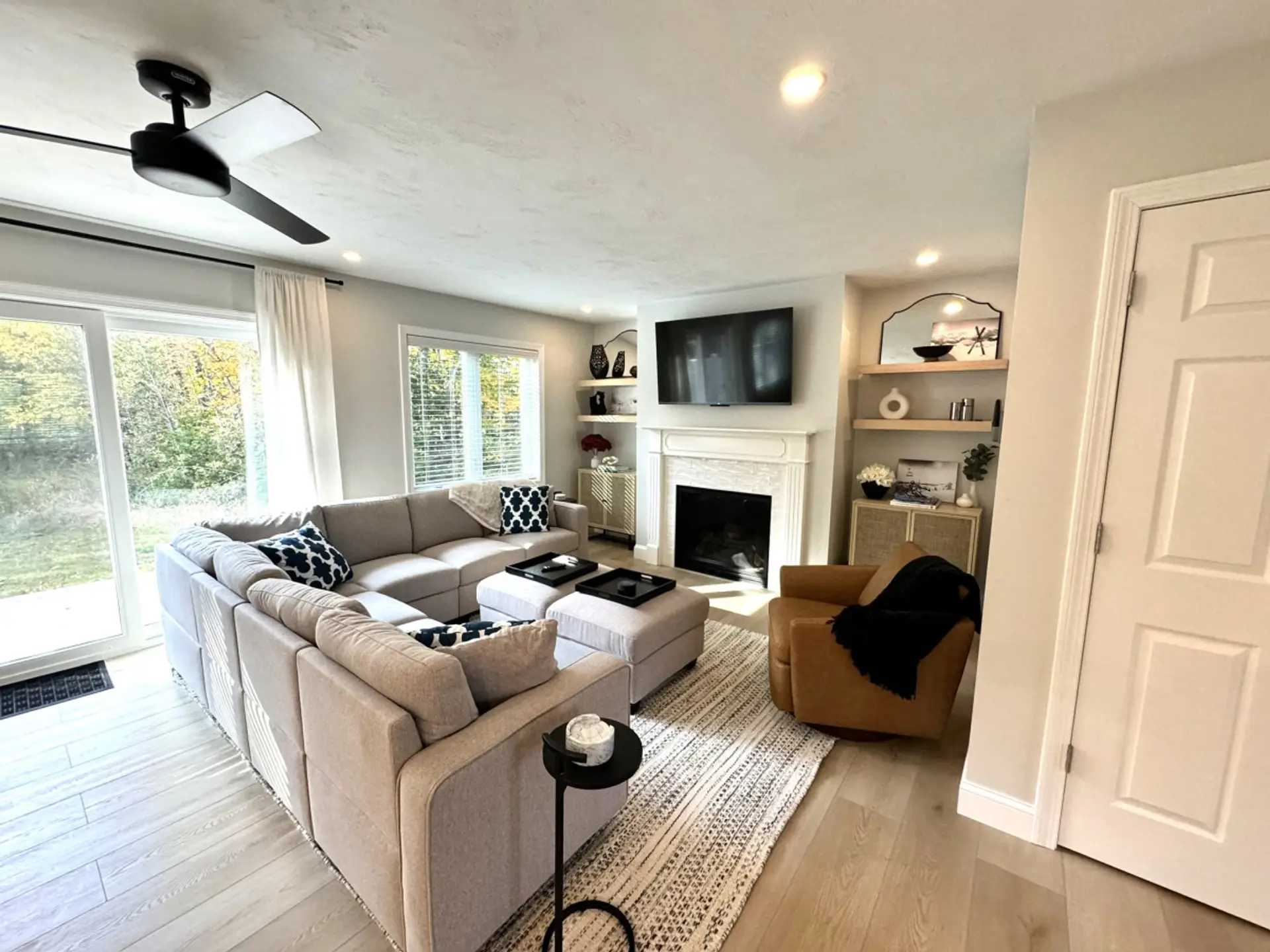 Cozy Living room with 52" Smart TV and Gas fireplace