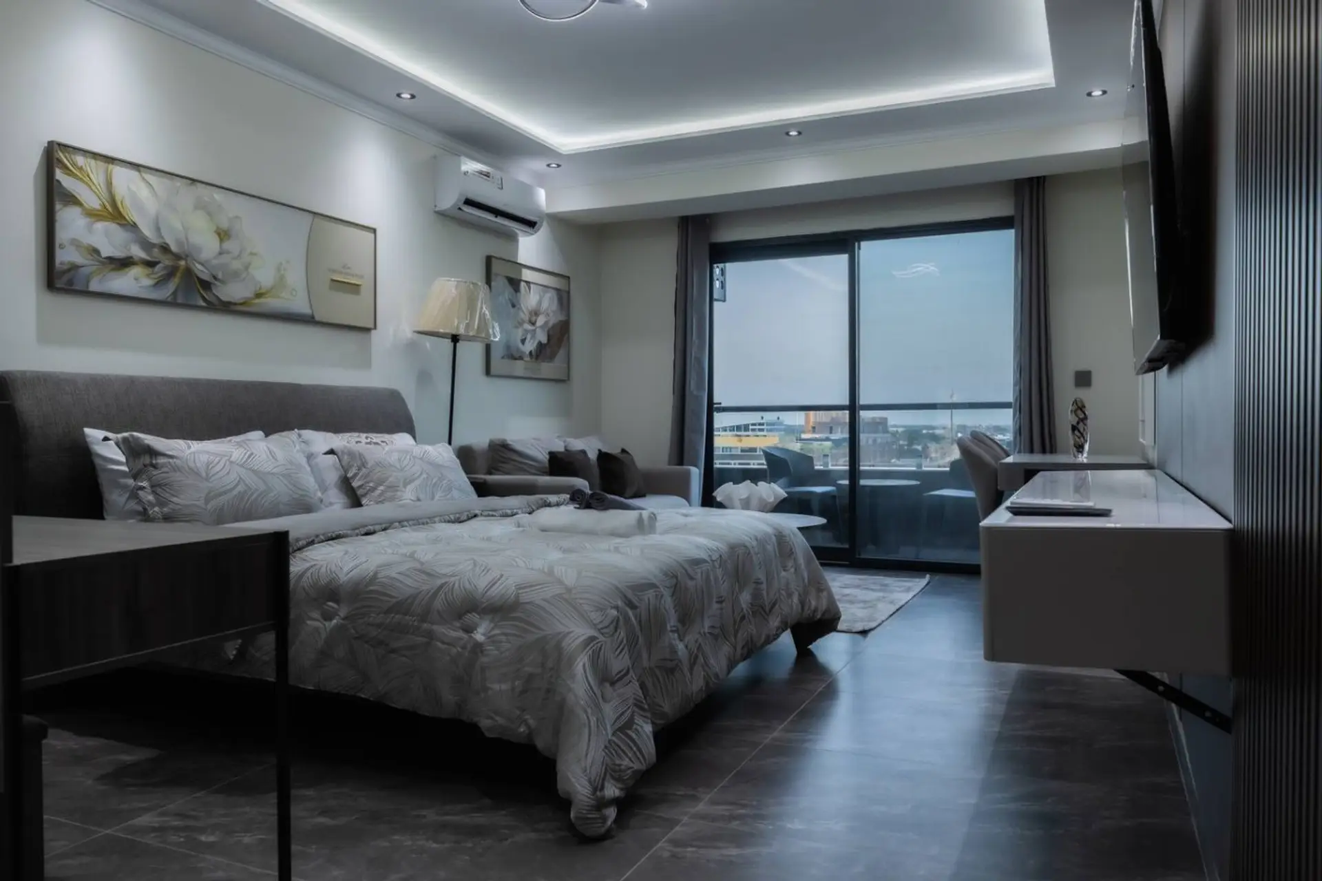 Luxury Studio | Netflix · Fiber WiFi | Floria Labone