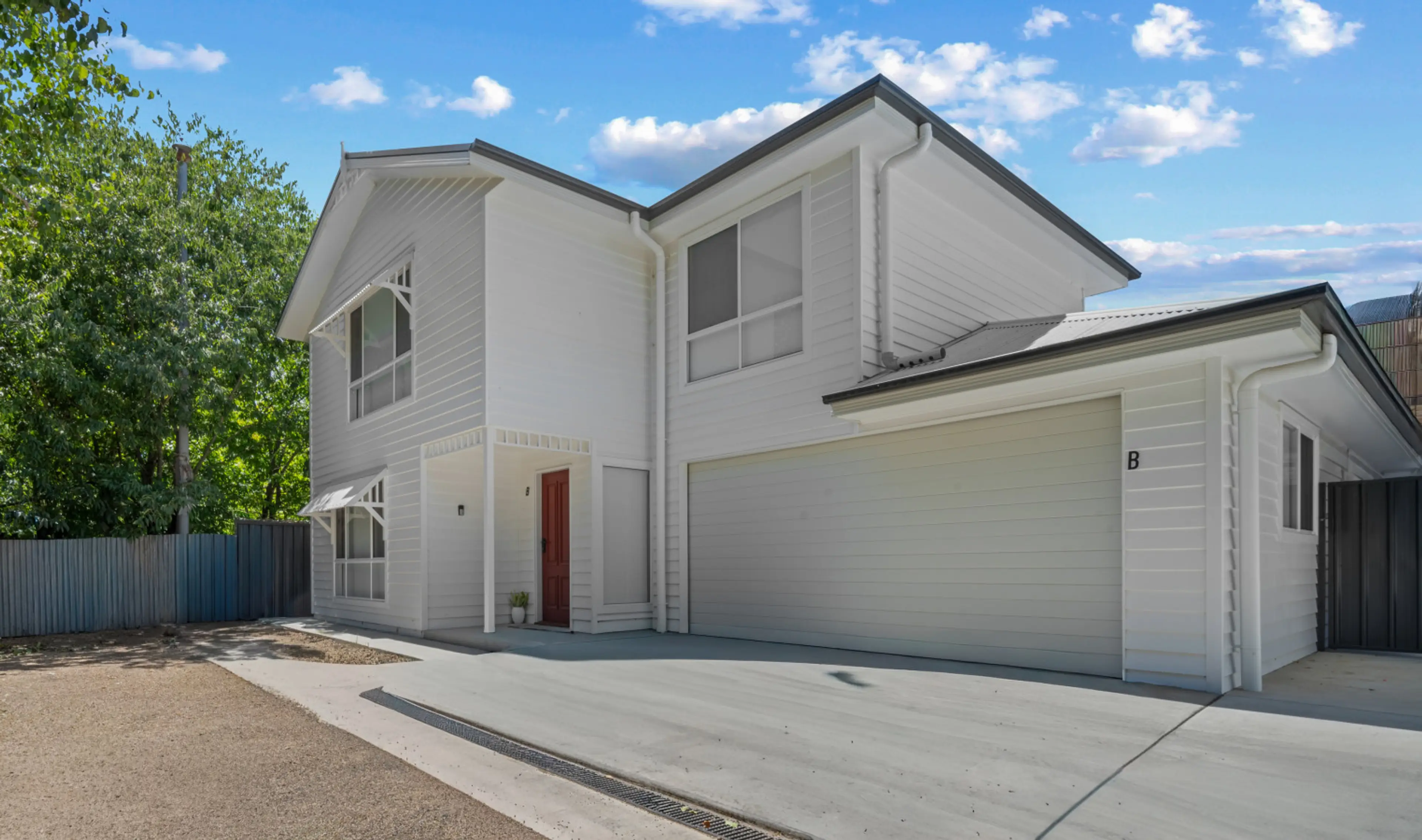 A modern, centrally located townhouse offering a quiet and private stay in Wagga.