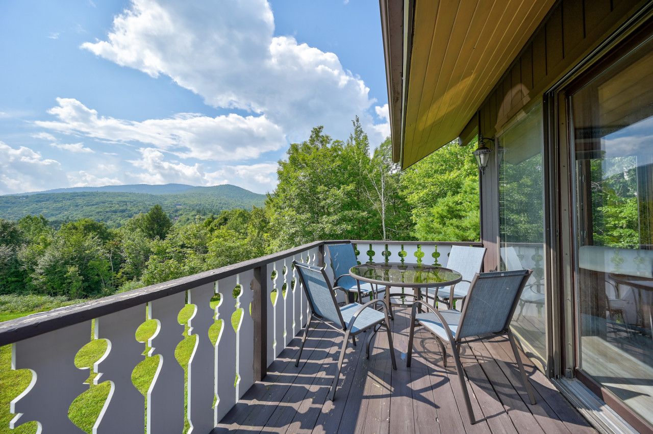 Relax on the private balcony with breathtaking mountain views. Enjoy your morning coffee or an evening drink in the fresh air, surrounded by natures beauty—perfect for unwinding and taking it all in.