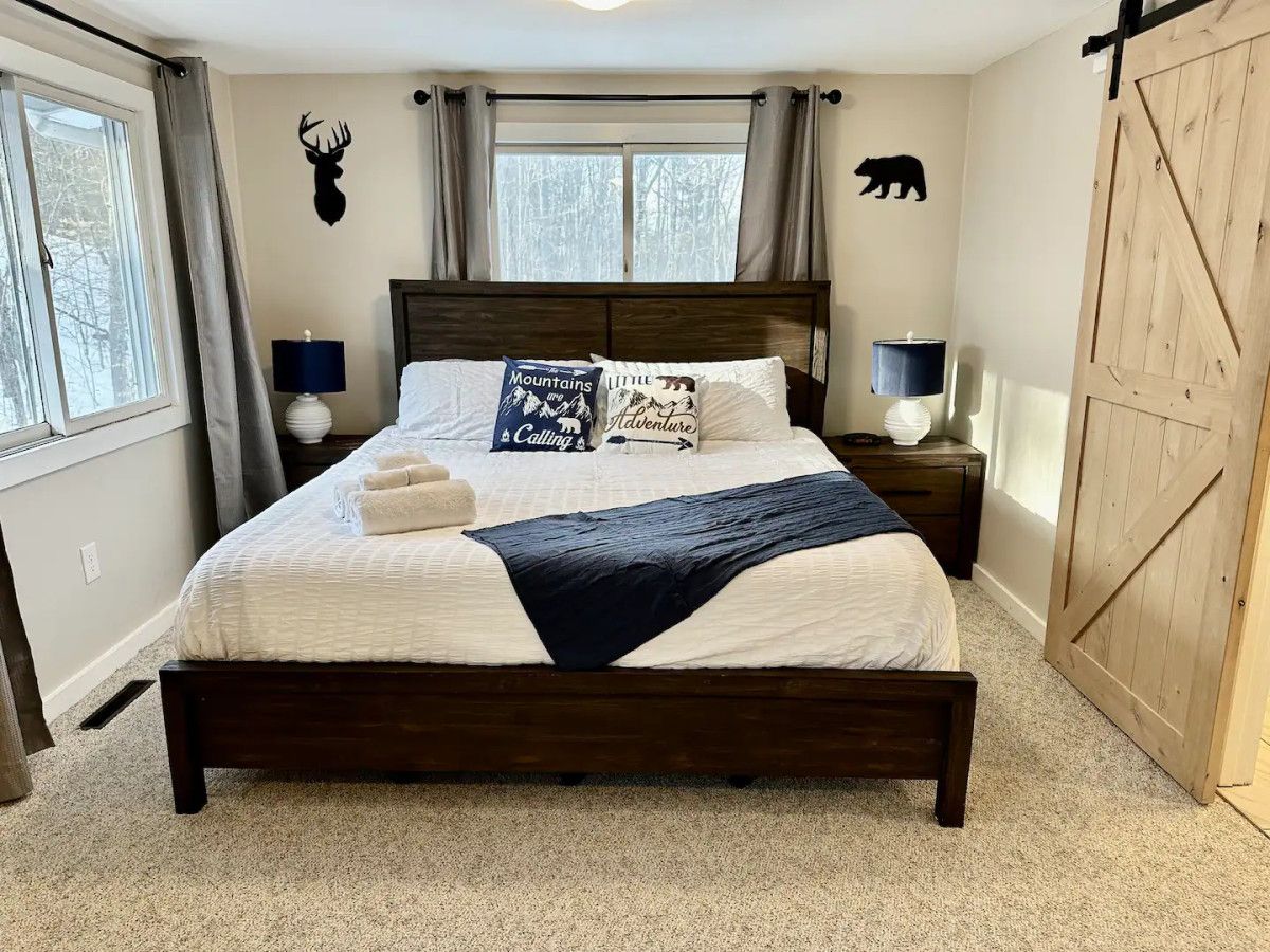 1 king bed · Private full bathroom · A wonderful king sized bed with an attached private bathroom and a TV
