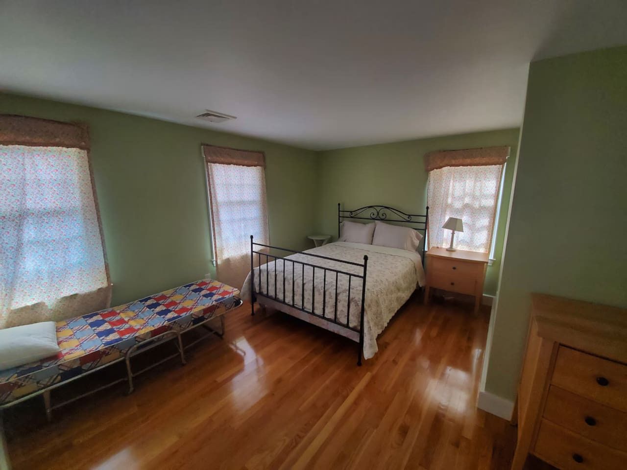 Queen bed + Single bed (Main floor)
