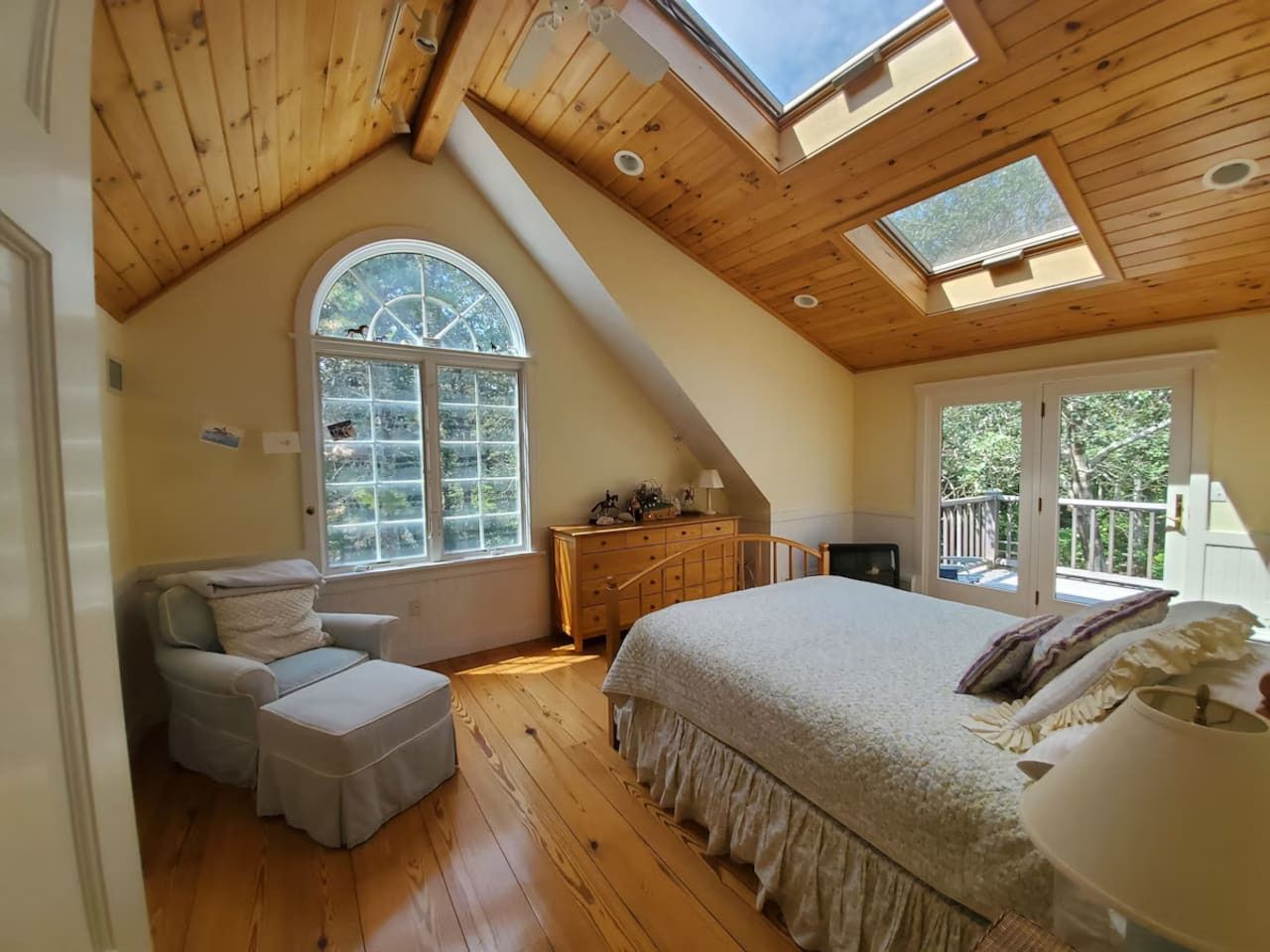 Queen bed w/ attached full bathroom (Upstairs)