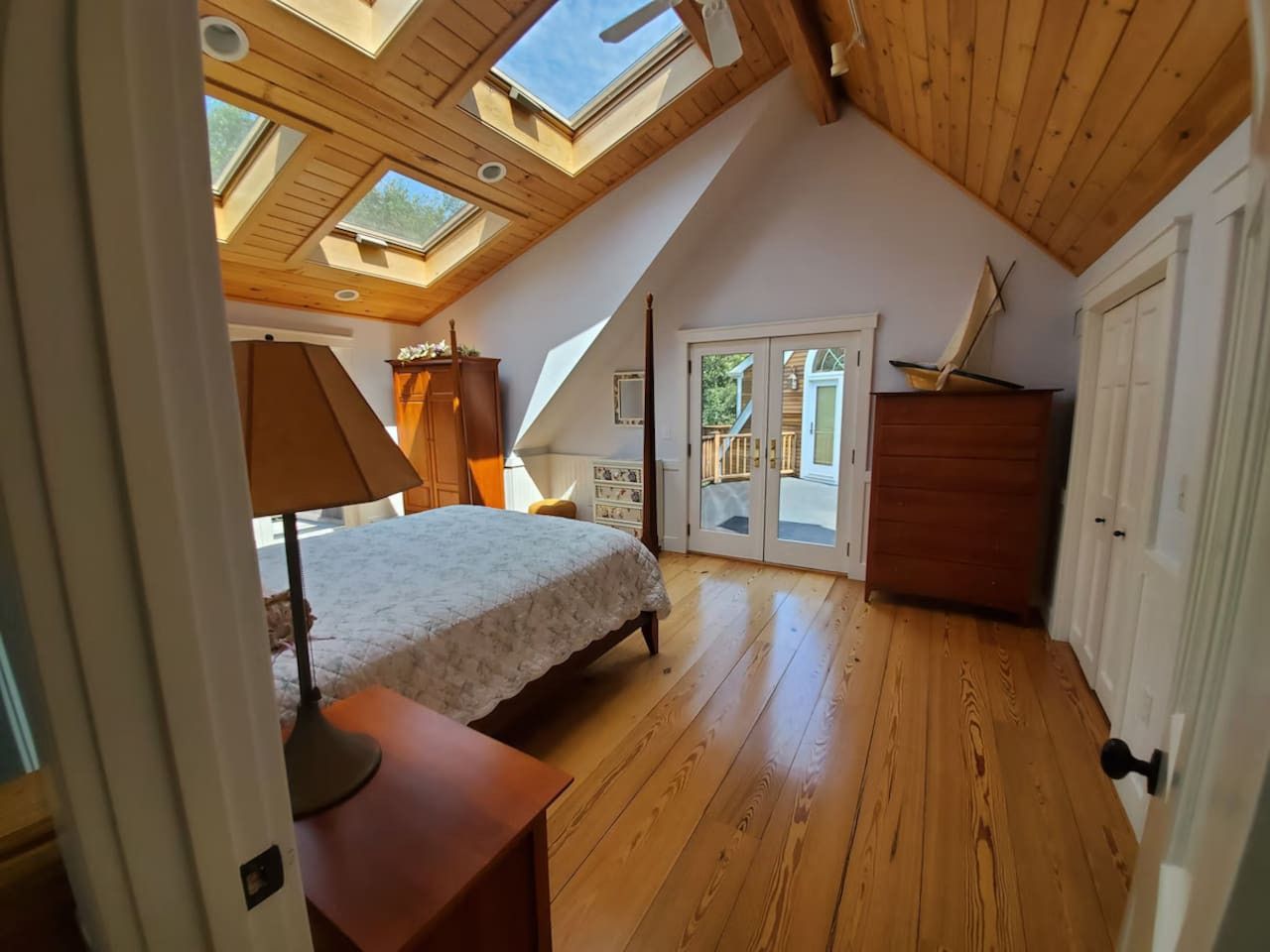Queen bed w/ attached full bathroom (Upstairs)