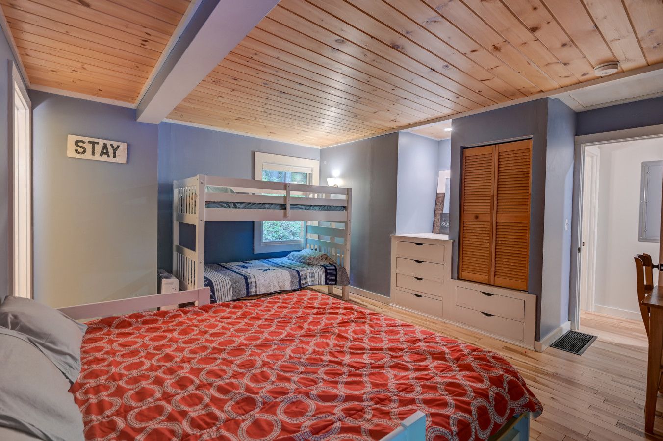 King bed, w/twin over twin bunk bed