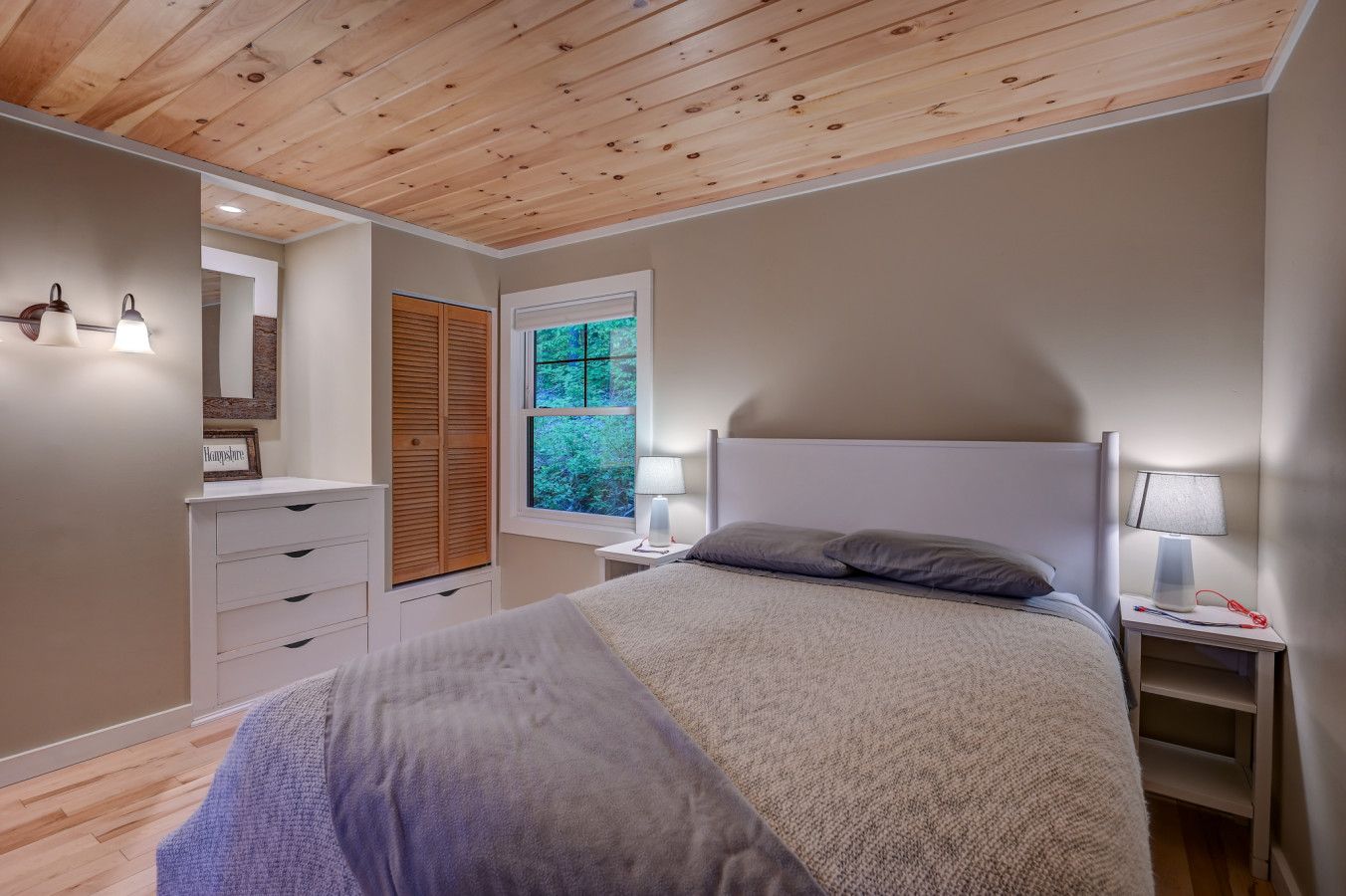 Queen bed w/ attached private full-bathroom