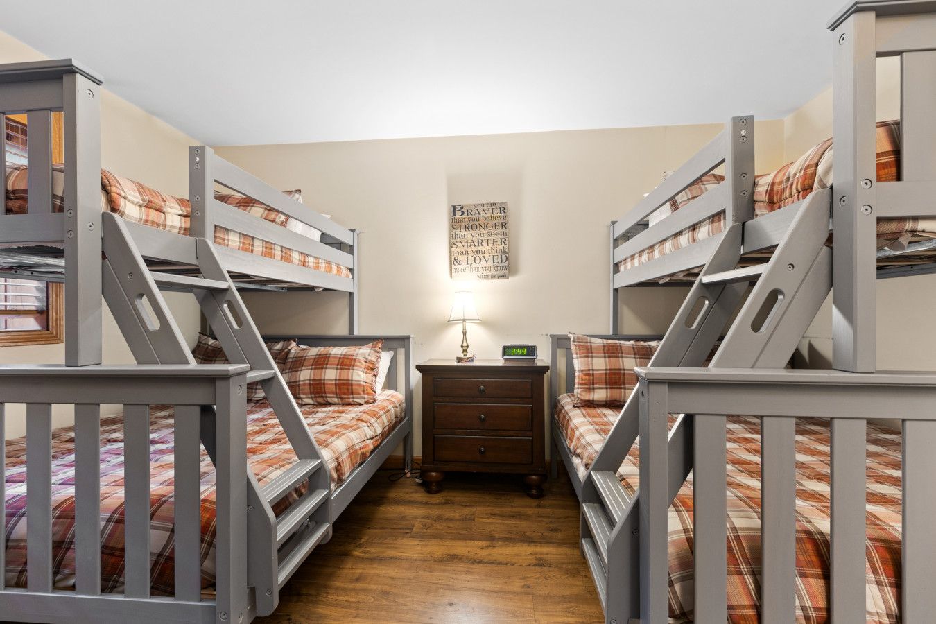 2 bunk beds, which breaks down to 2 queen beds and 2 twin beds