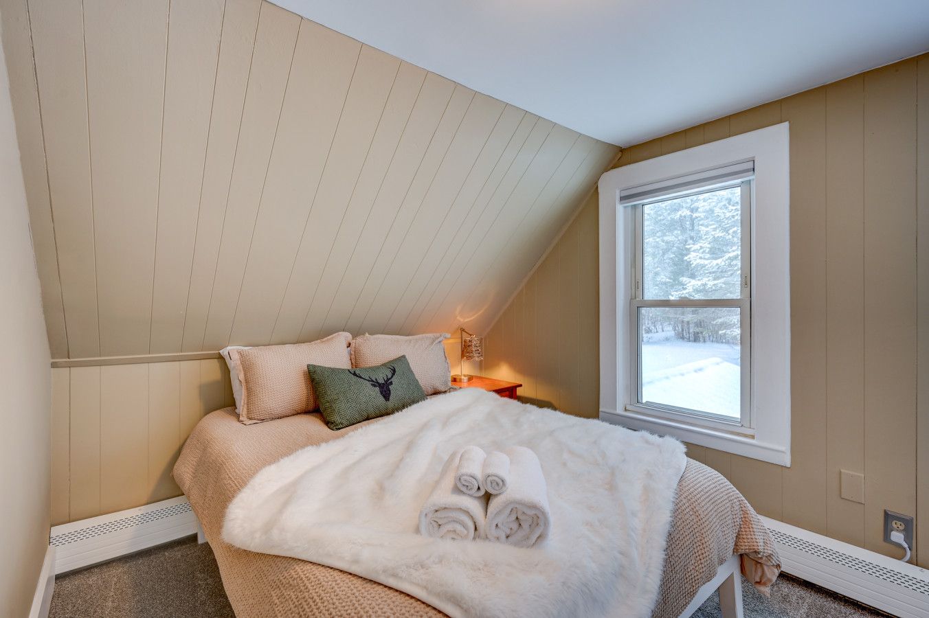 Double bed (upstairs)