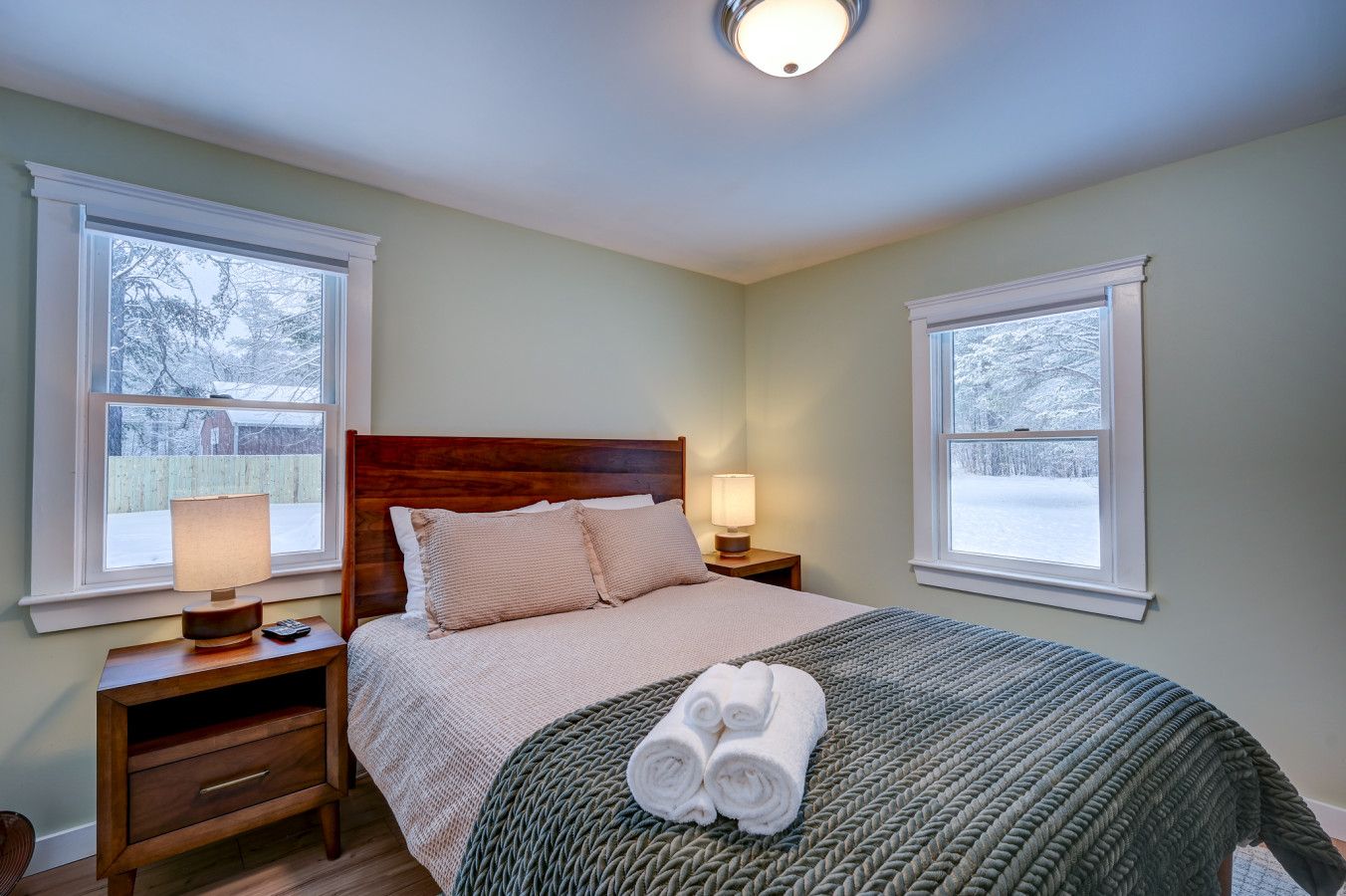 Queen bed (main level)