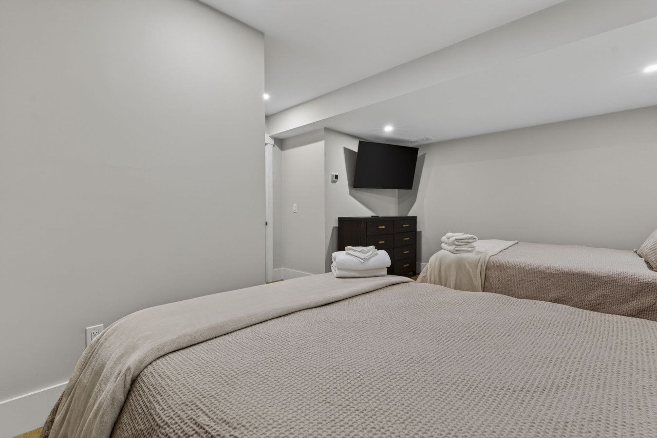2 queen beds · Lower level