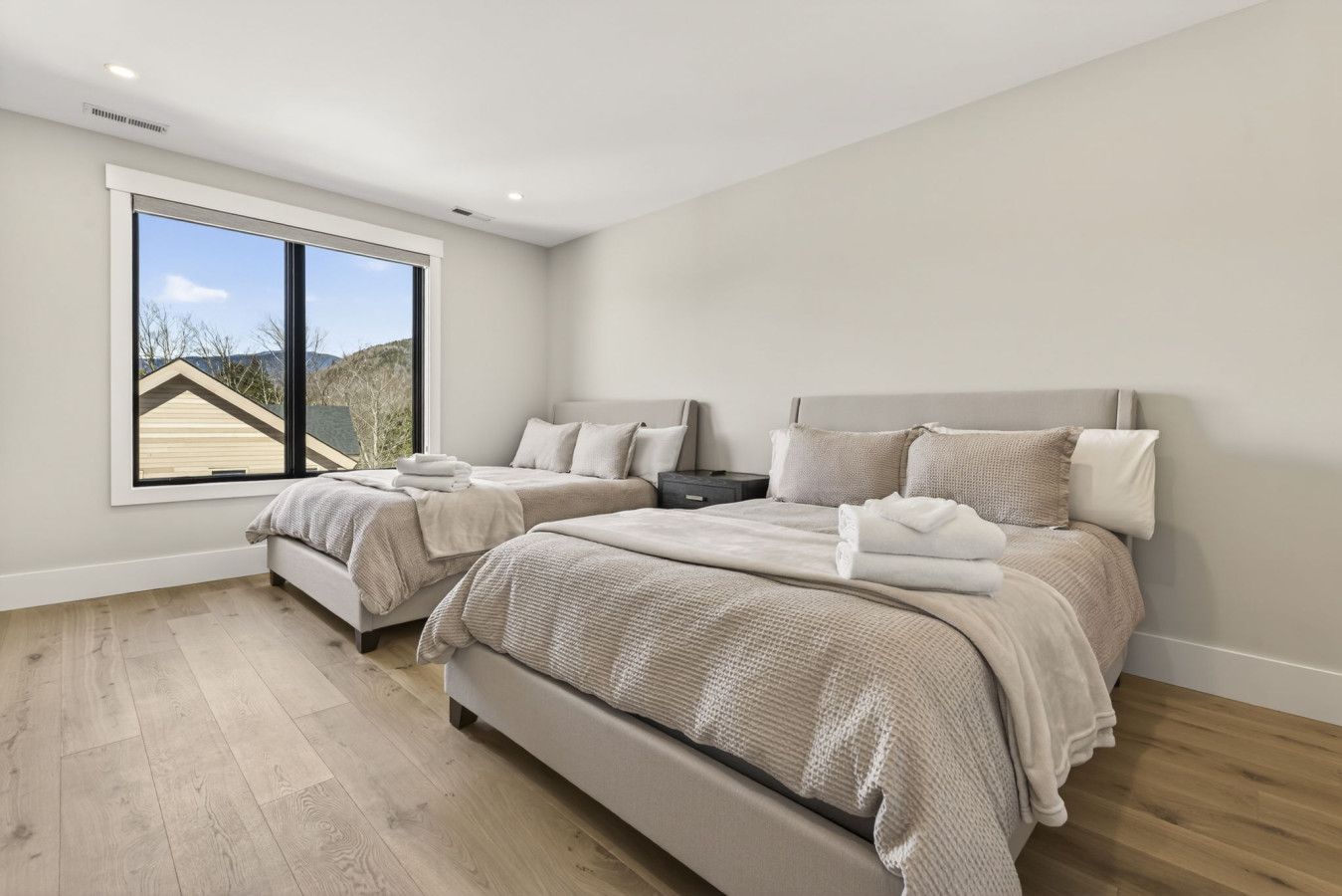 2 queen beds · Upper level