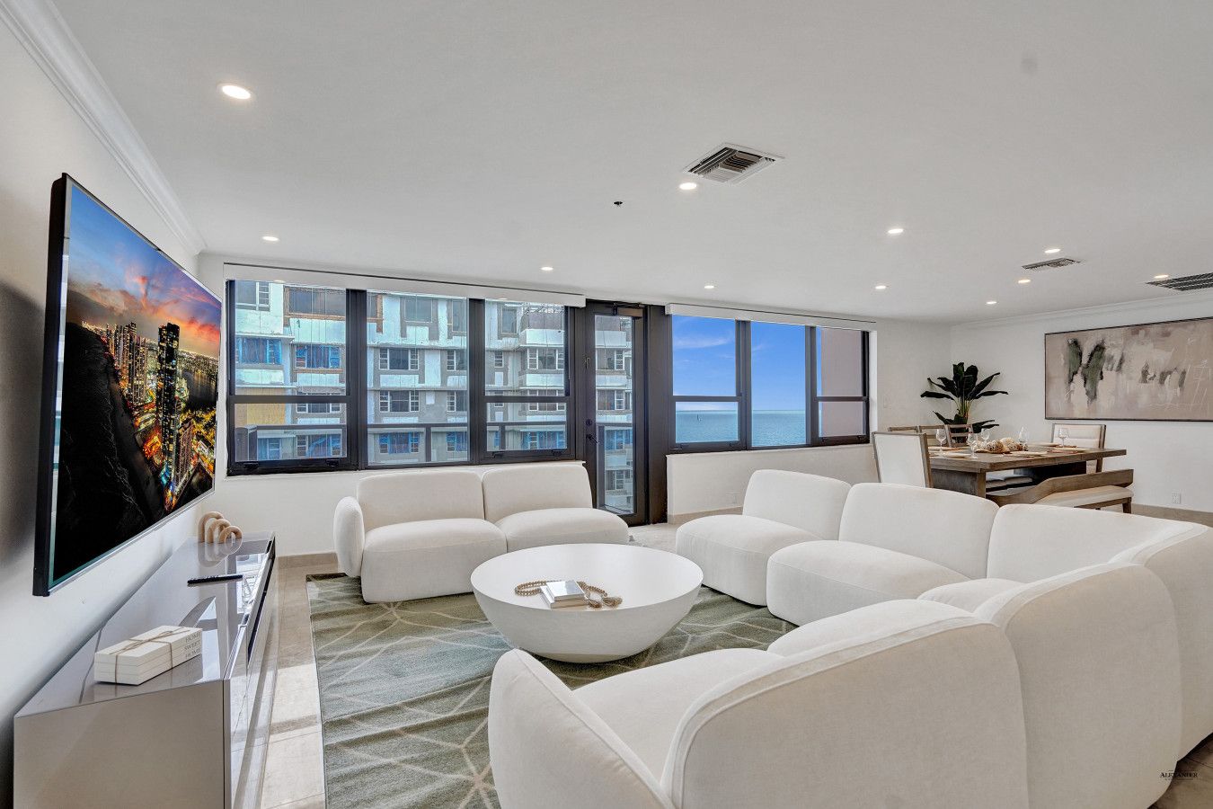 A closer look at Luxury Beach Condo With Penthouse Amenities