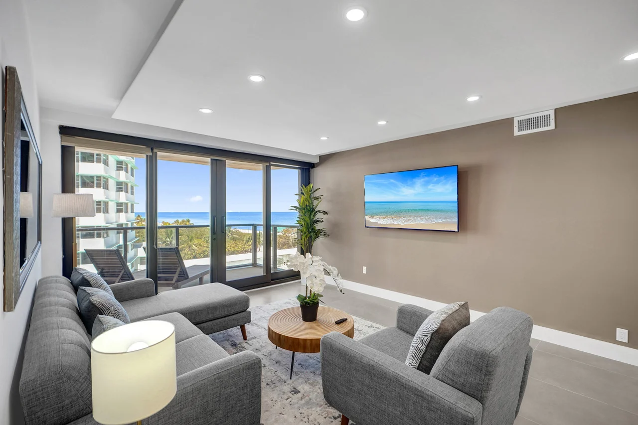 3BR 2BA Oceanfront Retreat • Pools &amp; Beach Access 706