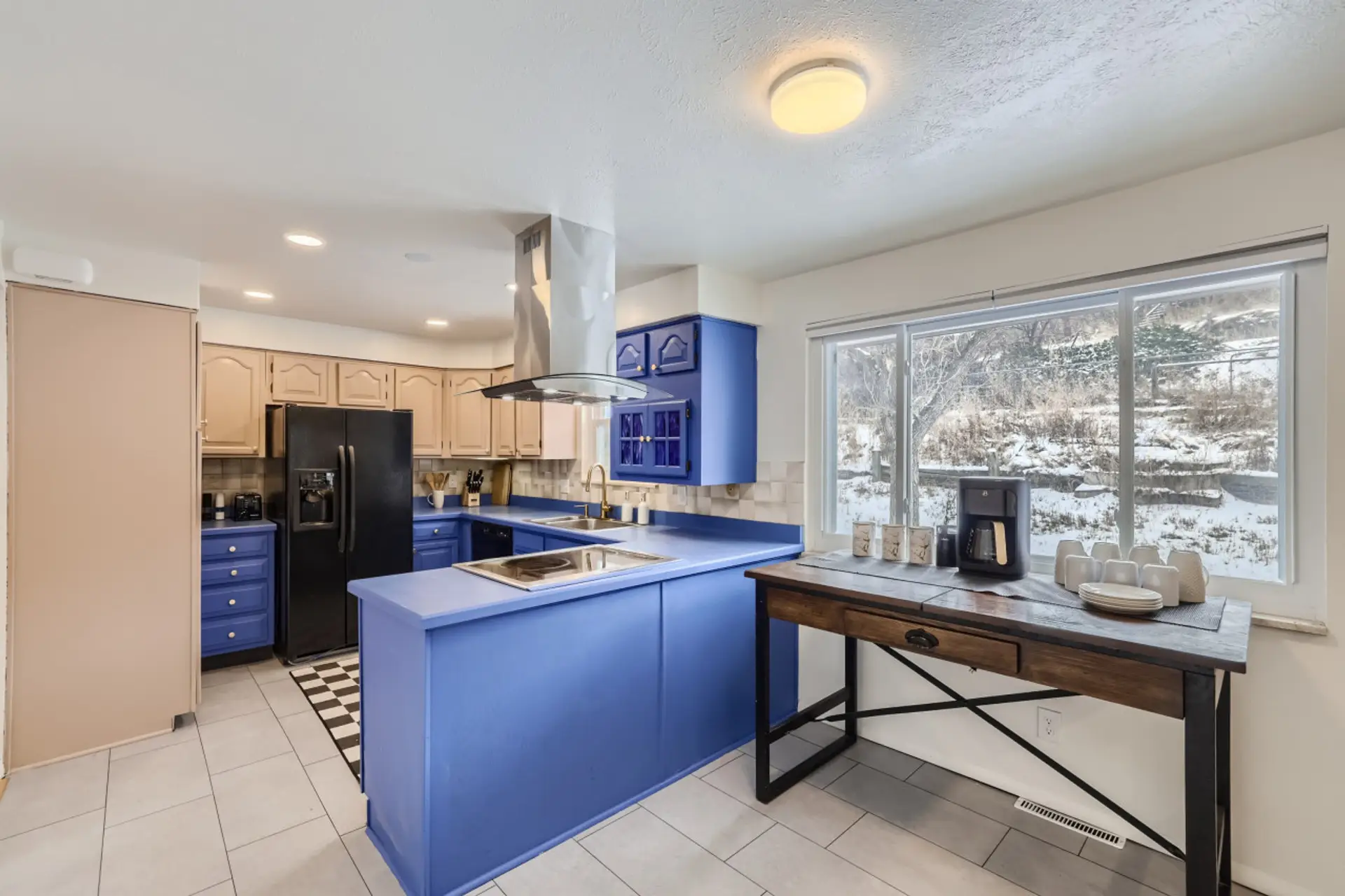 Enjoy the convenience of a fully equipped kitchen featuring a delightful coffee and tea table, perfect for savoring your favorite brews.