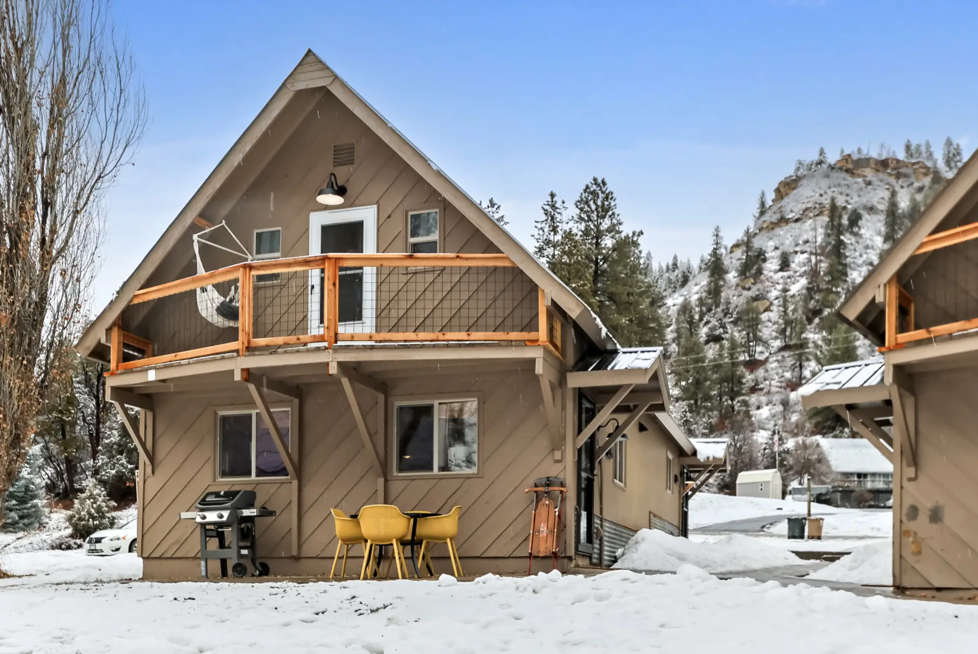 Front patio, BBQ, butte views!
