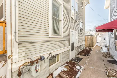 Side walkway along the house leading to the backyard