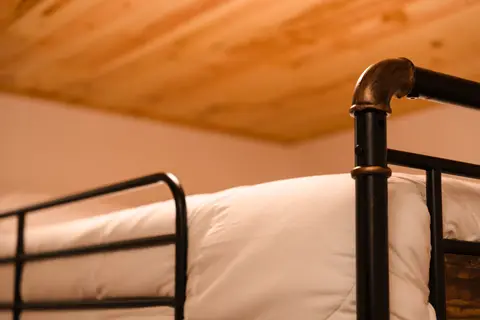 Close view of the bunk bed’s metal frame and bedding