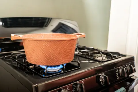 Gas range with cookware