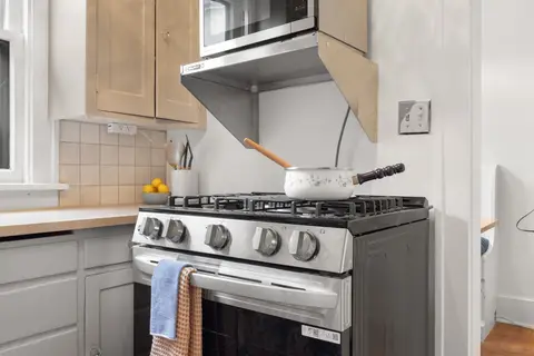 Kitchen gas range with a microwave above