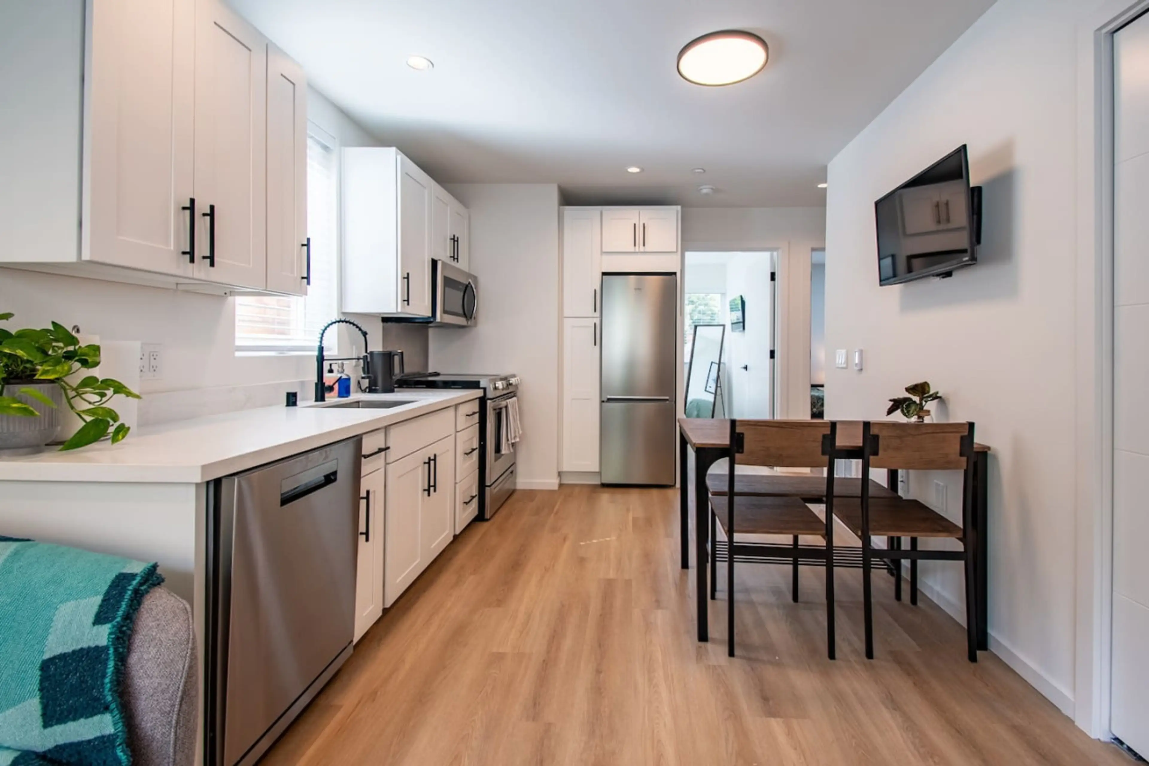 Another angle of our beautiful kitchen! Enjoy the seamless blend of functionality and comfort.