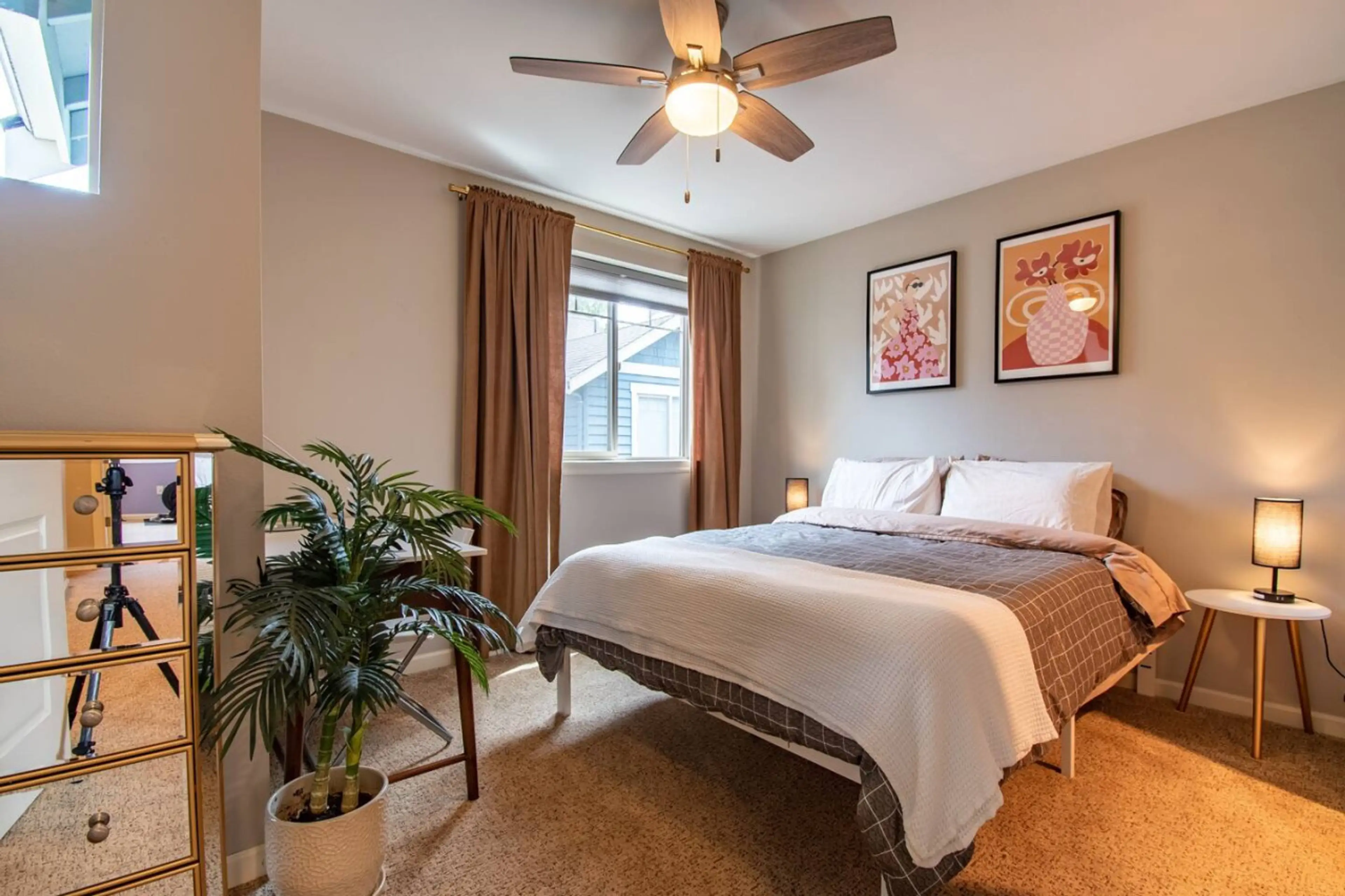 Warm and modern bedroom upstairs. Desk should you want privacy to work. Extra lamps for additional light.
