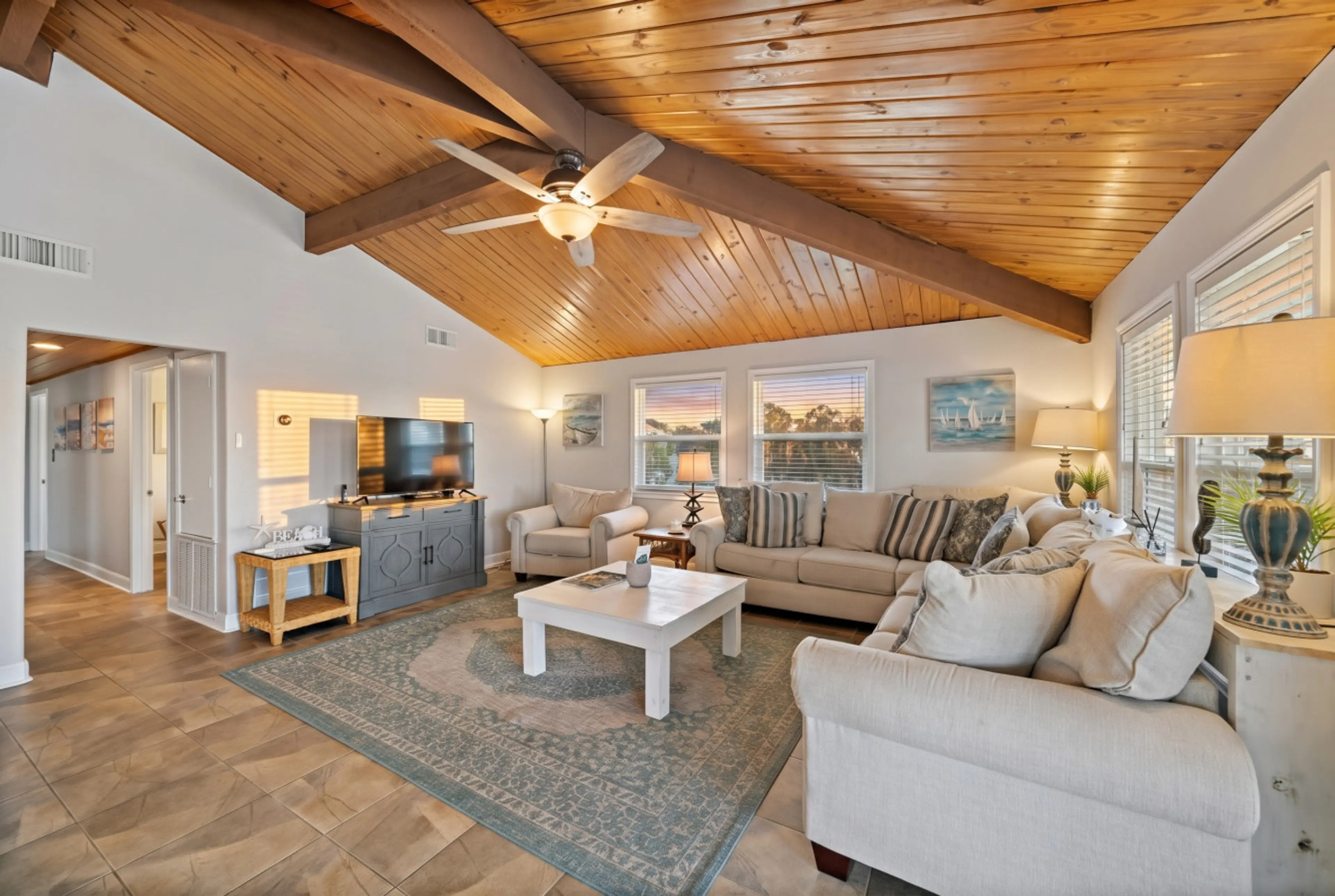 Stylish living, comfy lounging – our living room speaks comfort