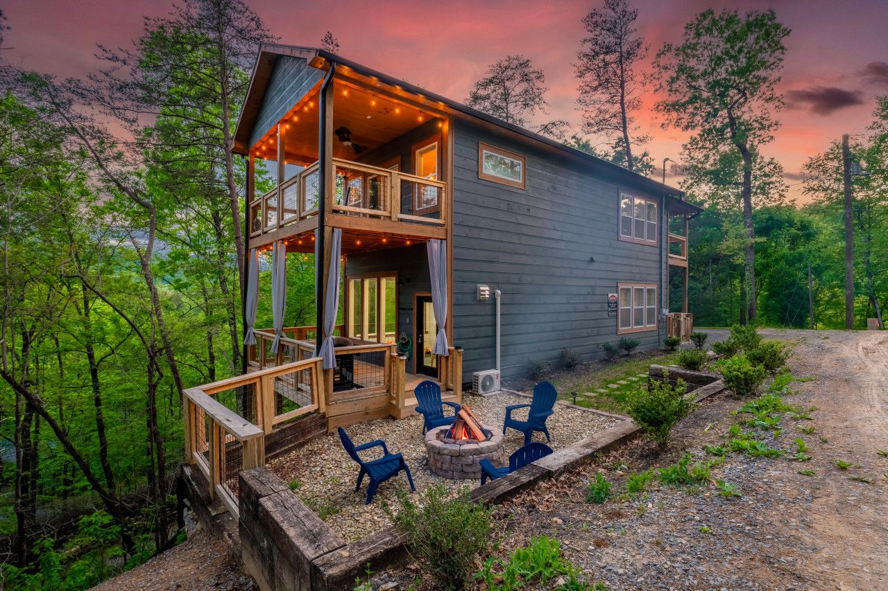 Welcome to Romantic Cabin Retreat by Ghosal Luxury Lodging, nestled in Gatlinburg—a private sanctuary where mountain serenity meets the excellence of luxury living.