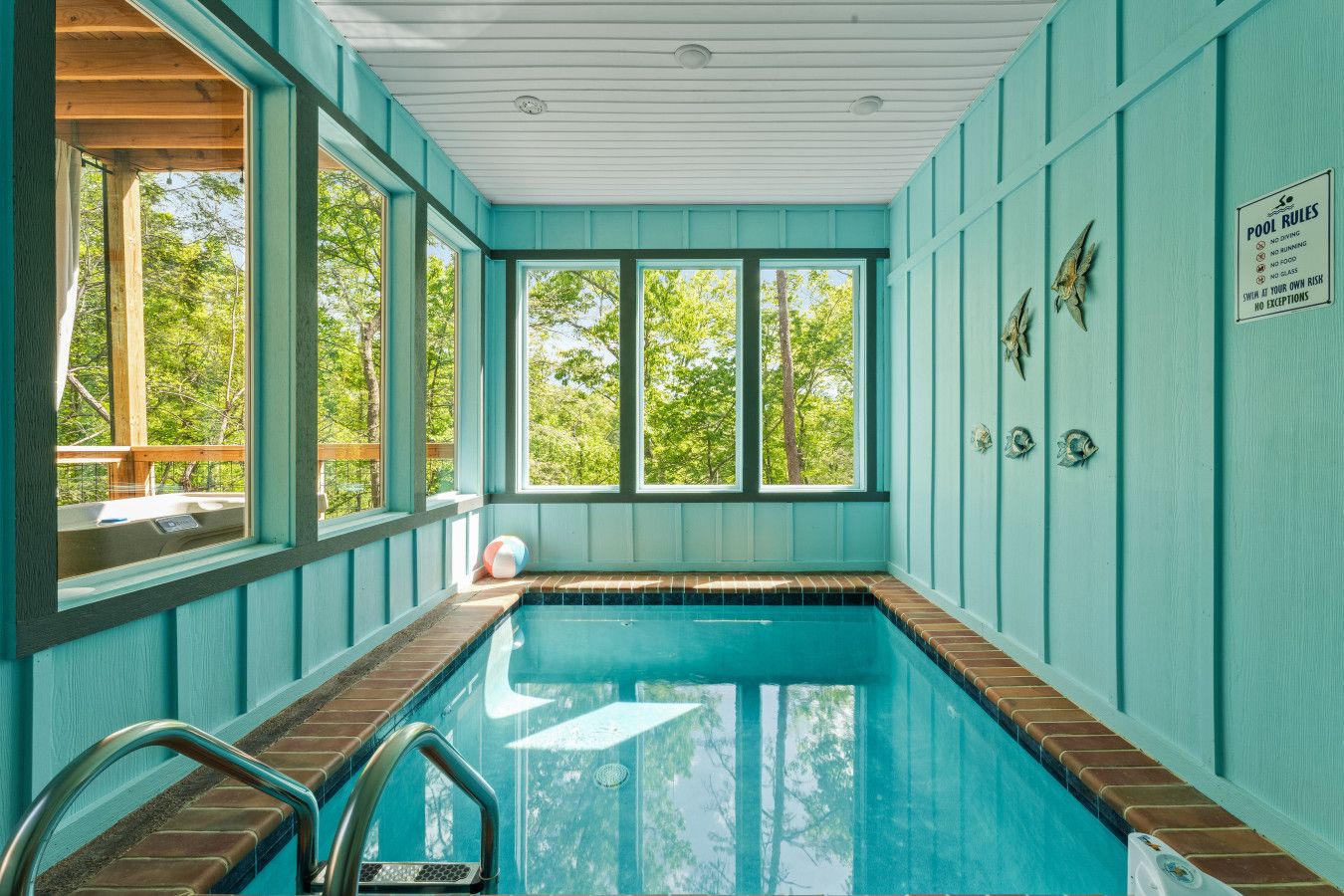 This cabin boasts a private pool with breathtaking views of the forest, offering a serene escape immersed in nature.